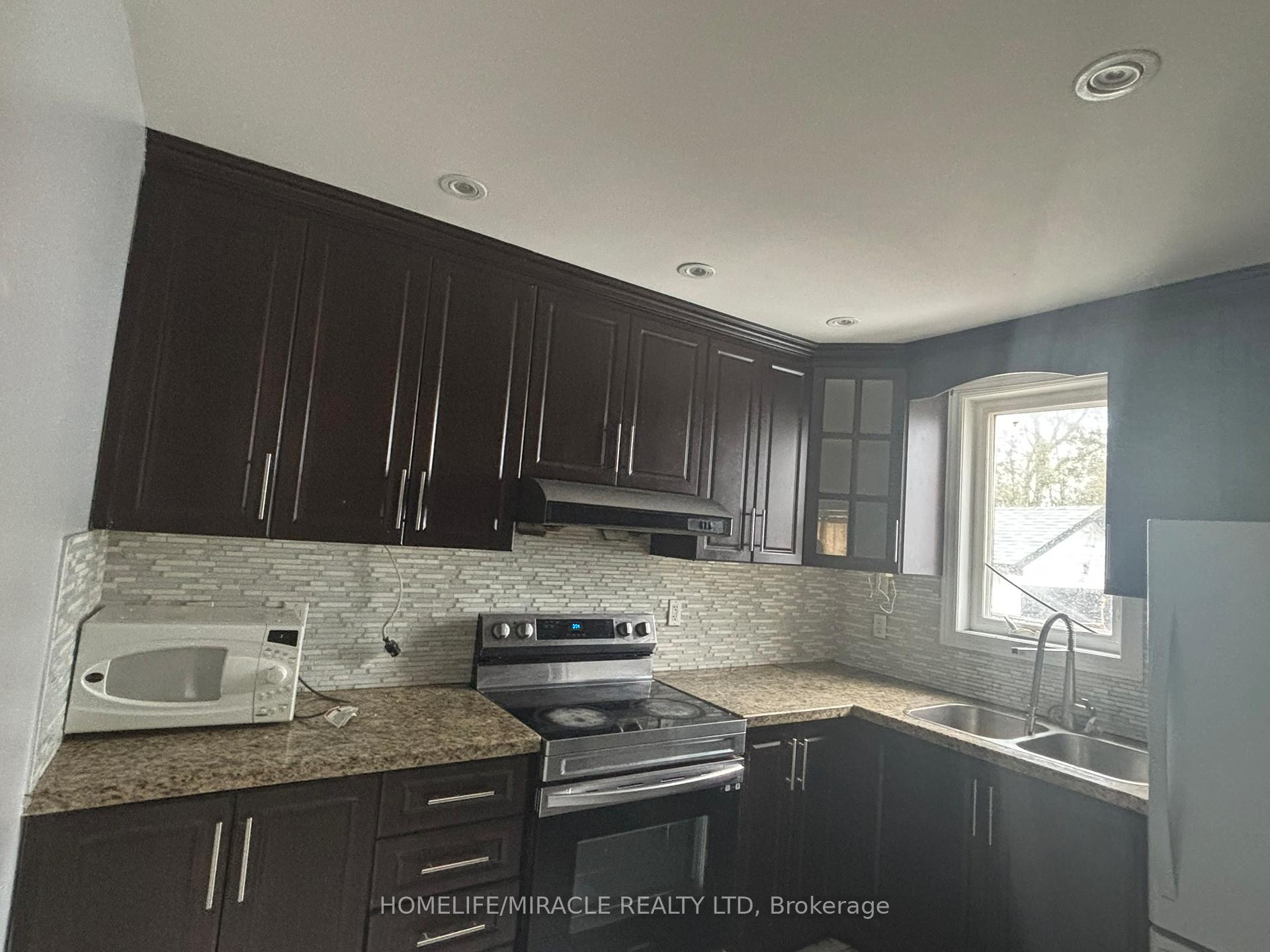 Photo 12 of 21 Pleasantview Avenue, Brampton, Brampton West — HOMEH