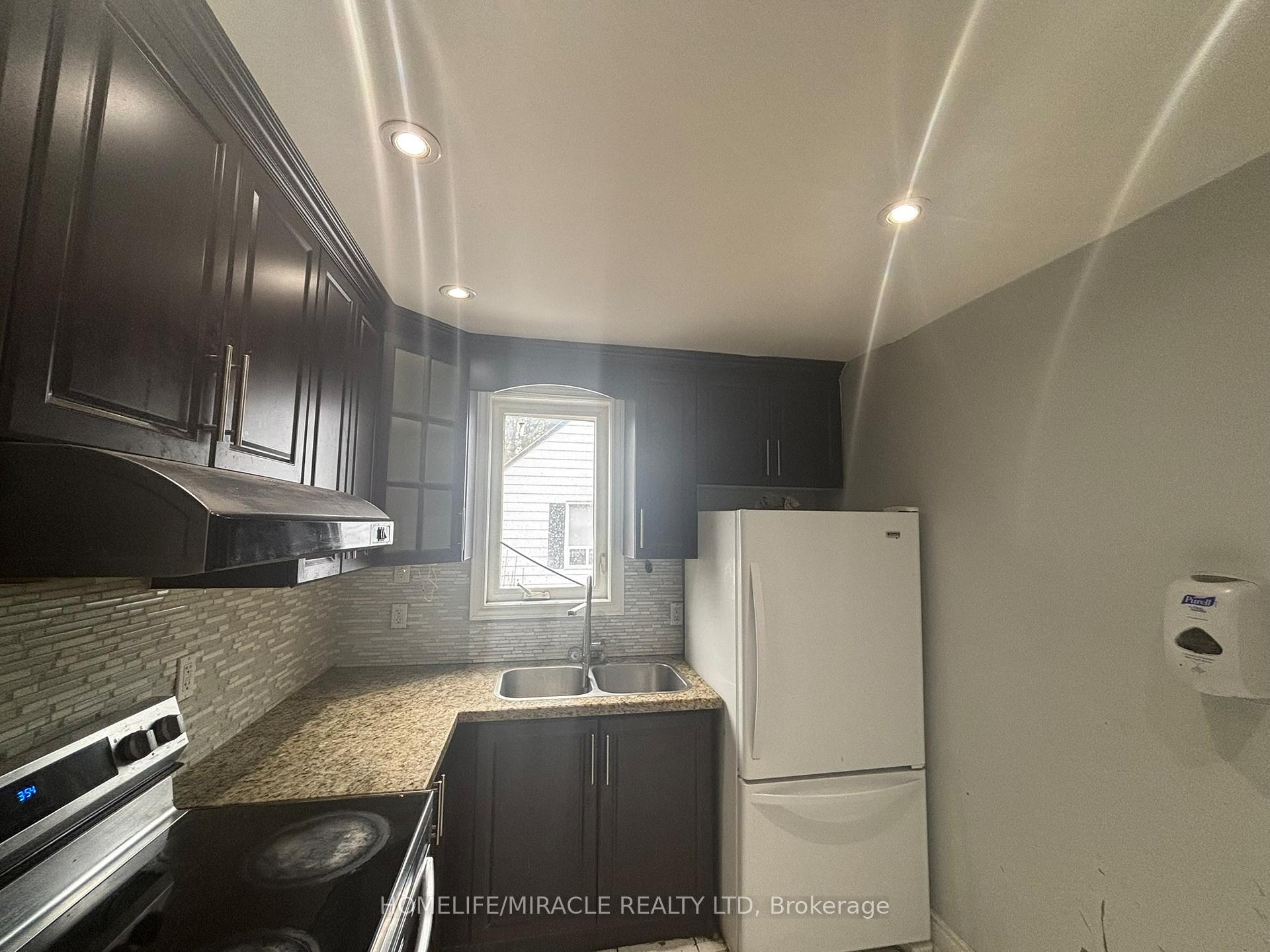 Photo 10 of 21 Pleasantview Avenue, Brampton, Brampton West — HOMEH