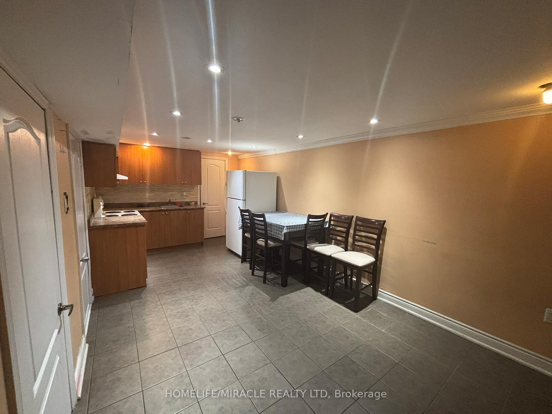 Photo 16 of 21 Pleasantview Avenue, Brampton, Brampton West — HOMEH