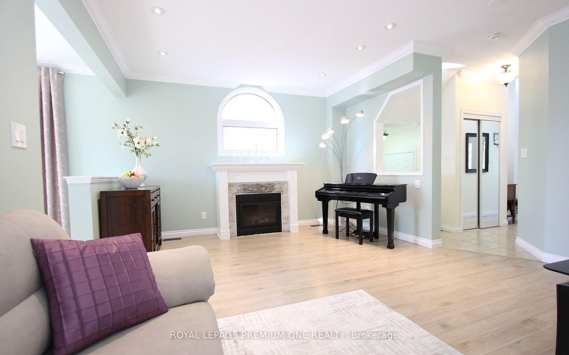 Photo 4 of Unit Upper, 20 Bestview Crescent, Vaughan, Rural Vaughan — HOMEH