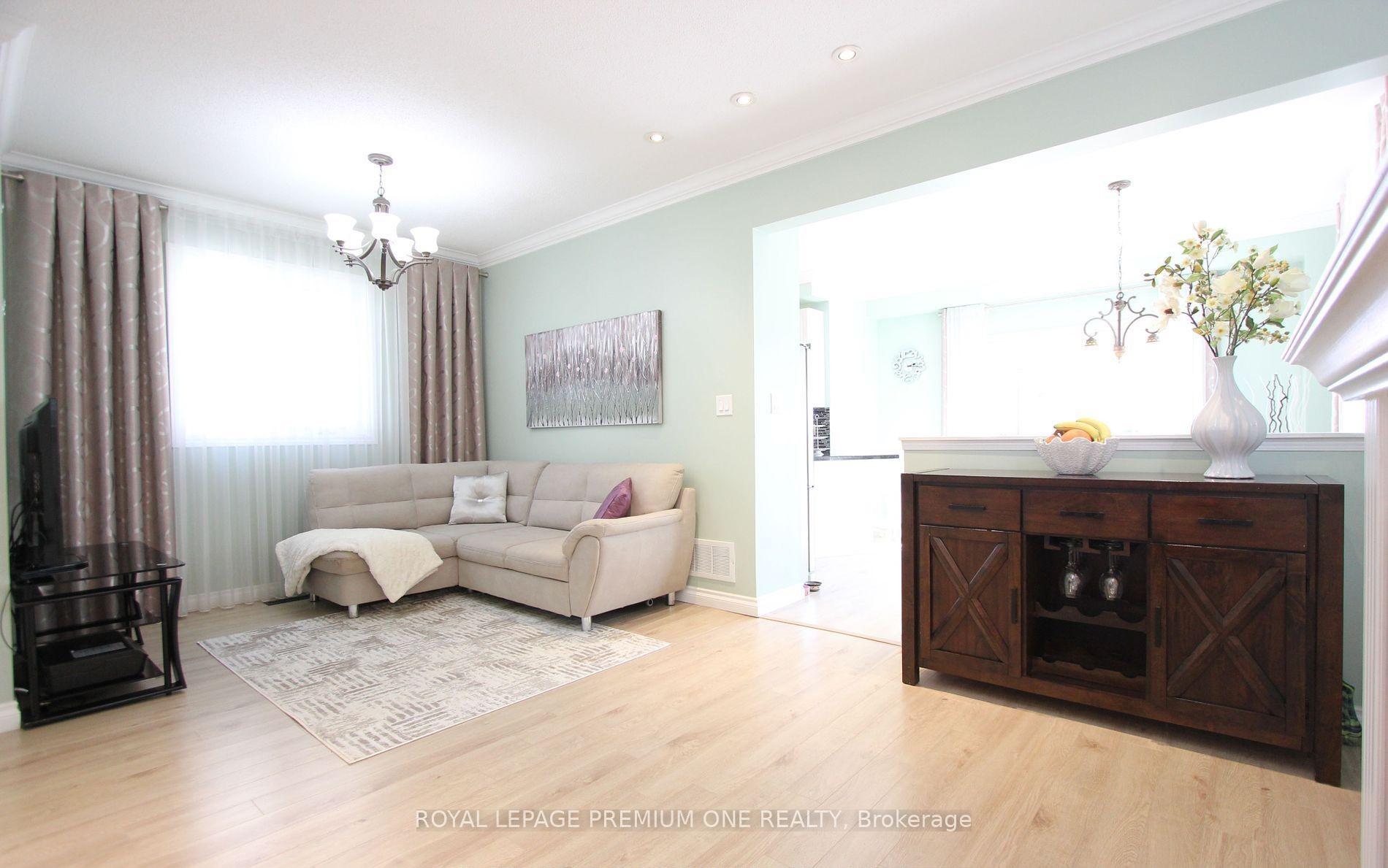 Photo 3 of Unit Upper, 20 Bestview Crescent, Vaughan, Rural Vaughan — HOMEH