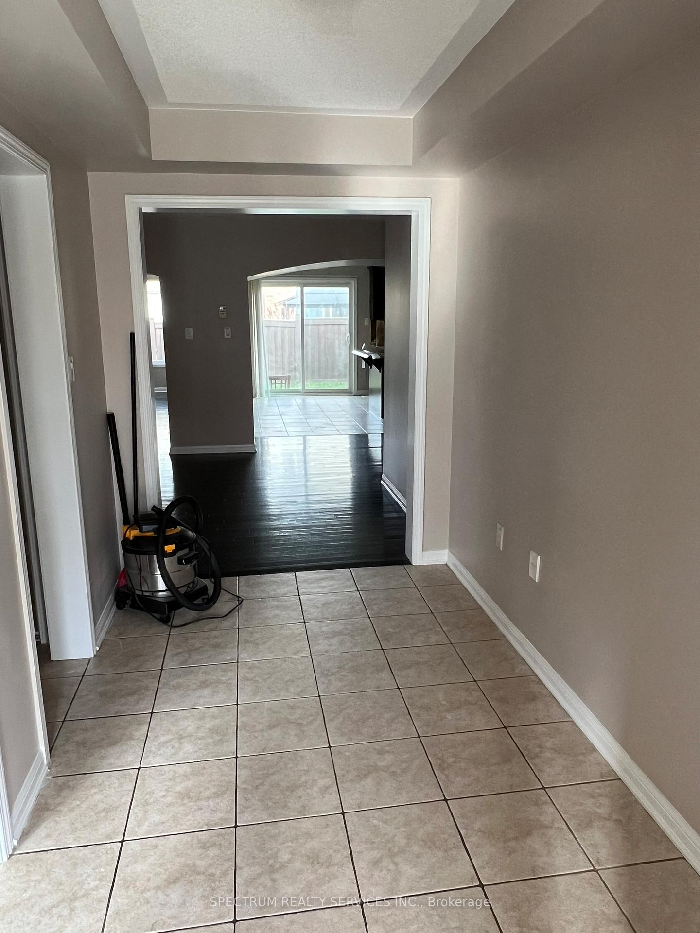 Photo 5 of 214 Valleyway Drive, Brampton, Credit Valley — HOMEH