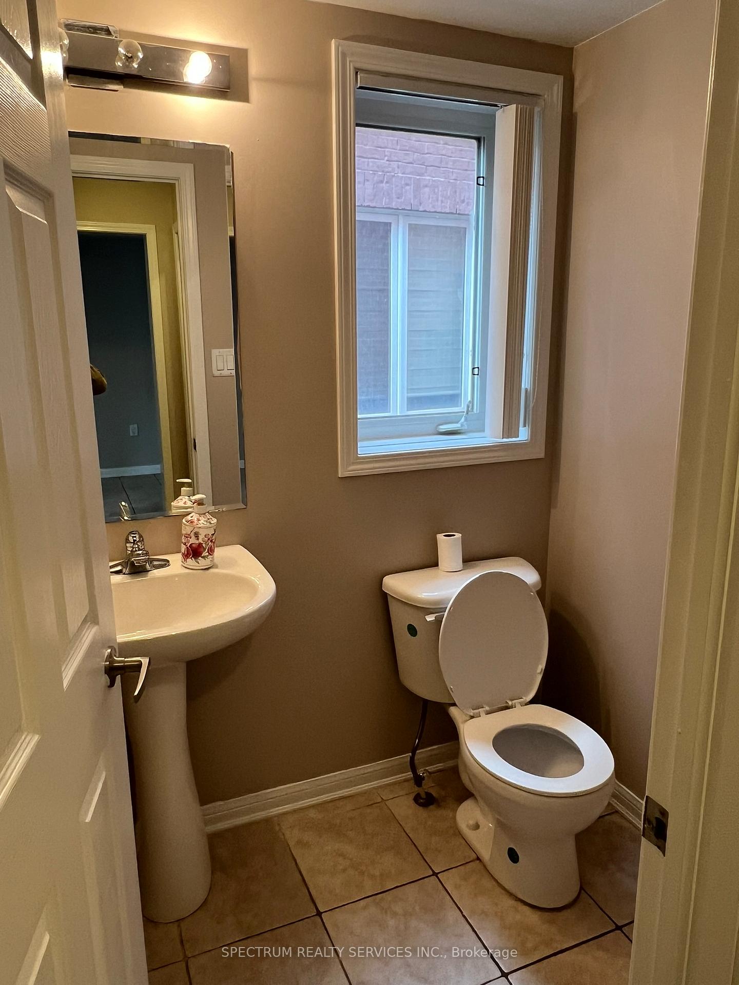 Photo 8 of 214 Valleyway Drive, Brampton, Credit Valley — HOMEH