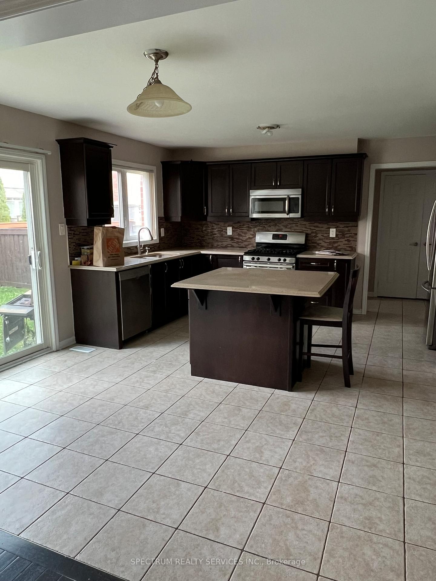 Photo 9 of 214 Valleyway Drive, Brampton, Credit Valley — HOMEH