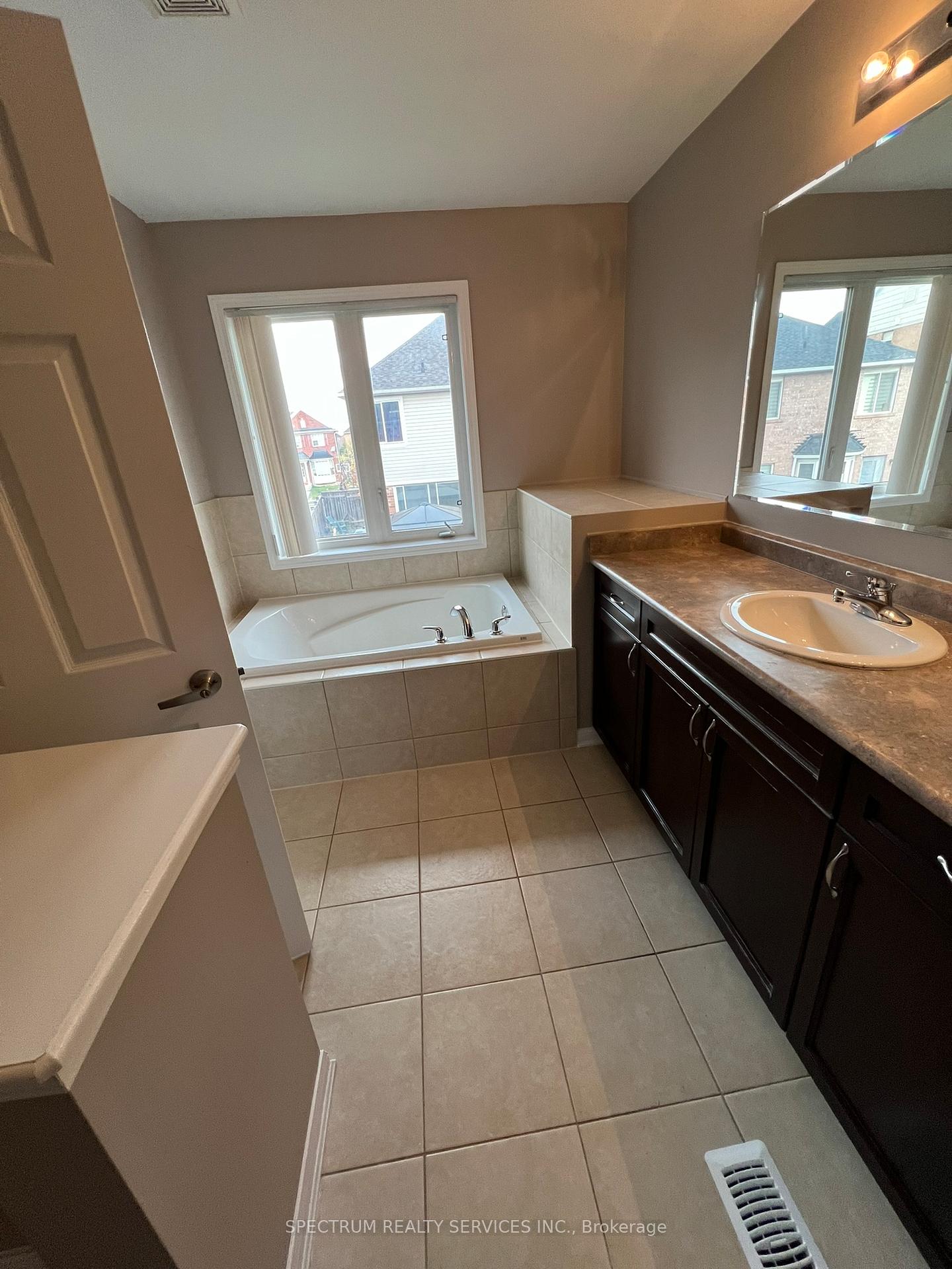 Photo 18 of 214 Valleyway Drive, Brampton, Credit Valley — HOMEH