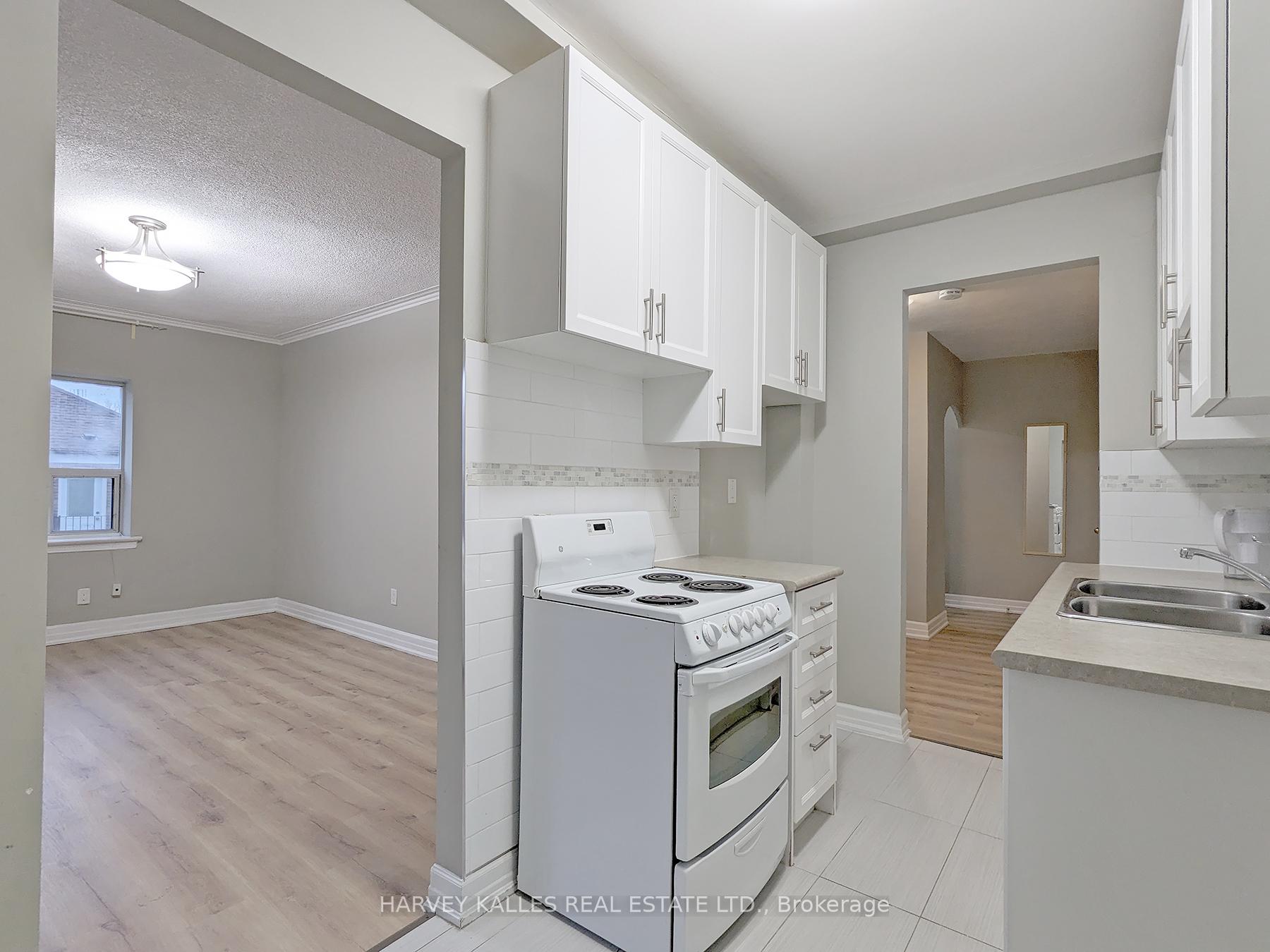 Photo 2 of Unit 25, 36 Rosecliffe Avenue, Toronto, Oakwood Village — HOMEH