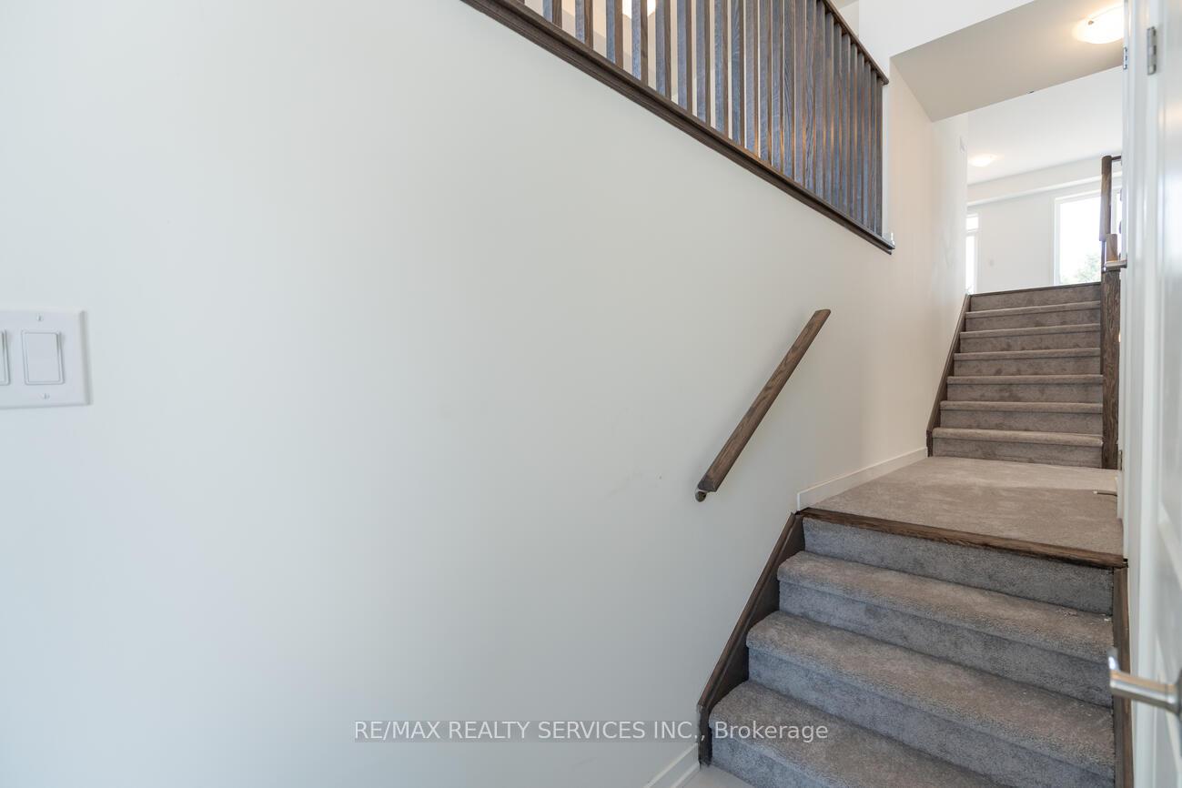 Photo 3 of 723 Heathrow Path, Oshawa, Taunton — HOMEH
