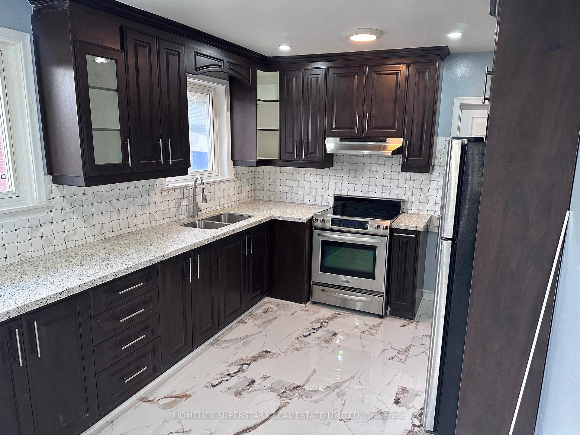 Photo 2 of 10 Aloma Crescent, Brampton, Avondale — HOMEH