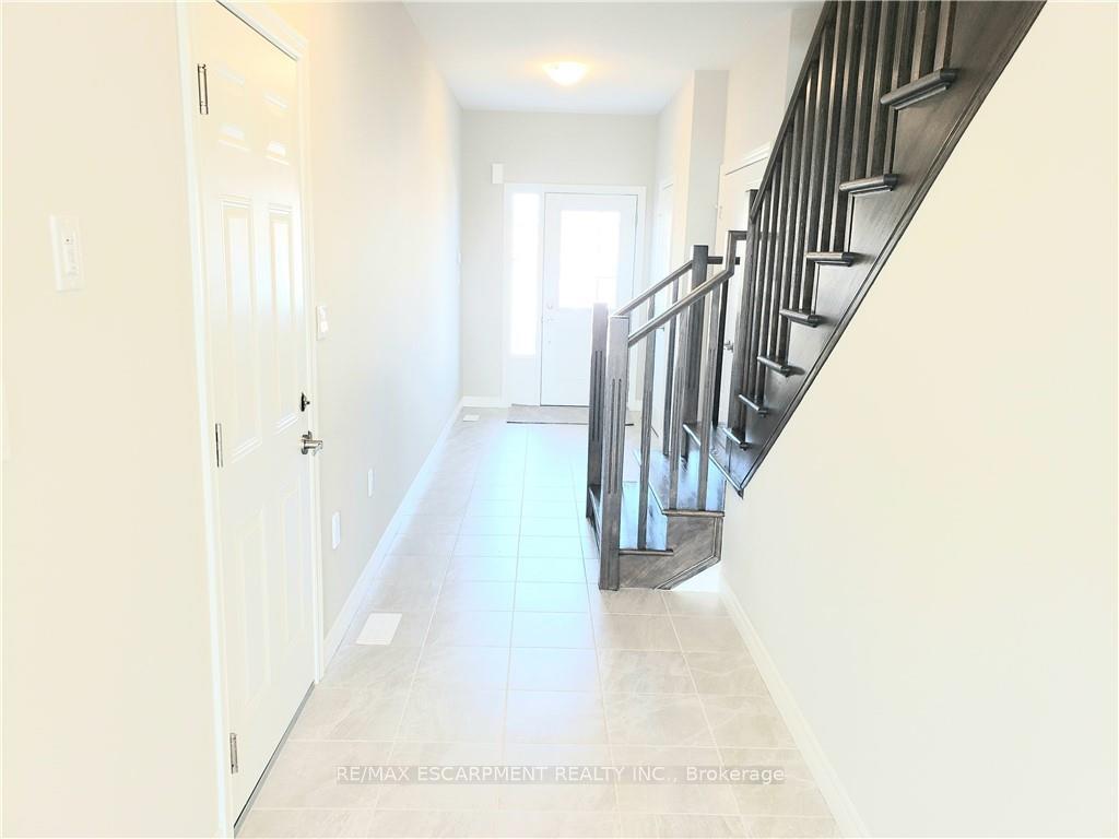 Photo 3 of 34 Zoe Lane, Hamilton, Binbrook — HOMEH