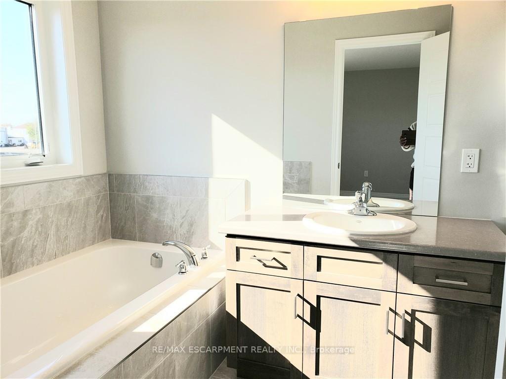 Photo 20 of 34 Zoe Lane, Hamilton, Binbrook — HOMEH
