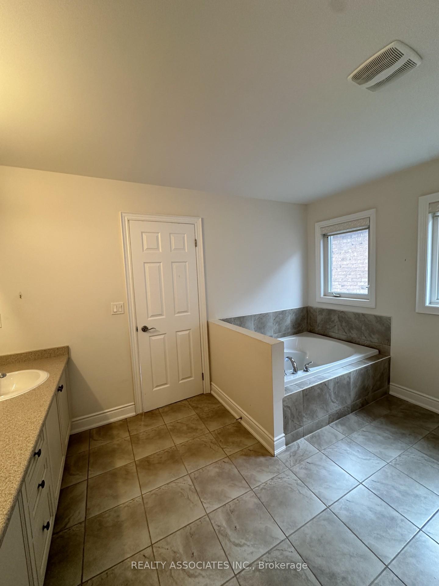 Photo 18 of 22 Carolina Rose Crescent, Markham, Wismer — HOMEH