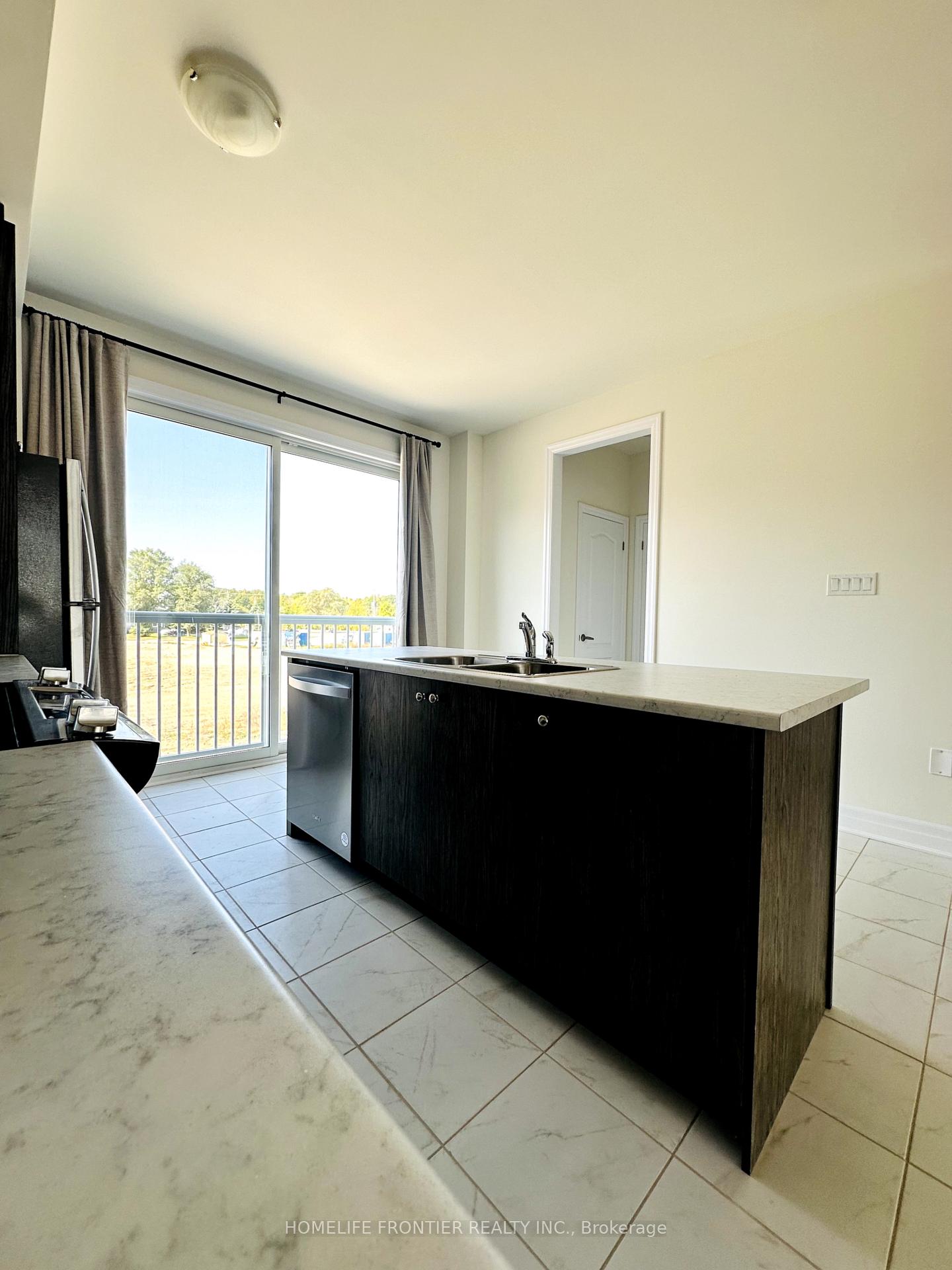 Photo 5 of 24 Lana Circle, Wasaga Beach — HOMEH