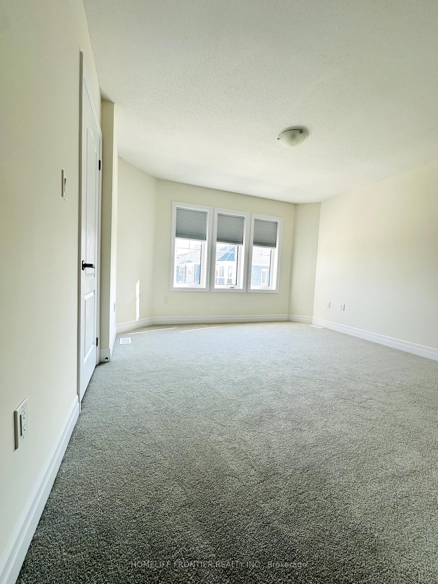 Photo 10 of 24 Lana Circle, Wasaga Beach — HOMEH