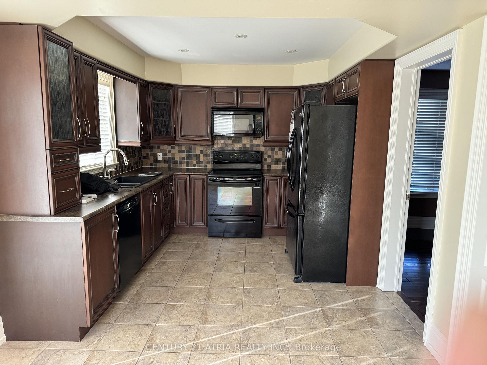 Photo 3 of 108 Chalmers Drive, Barrie, Painswick South — HOMEH