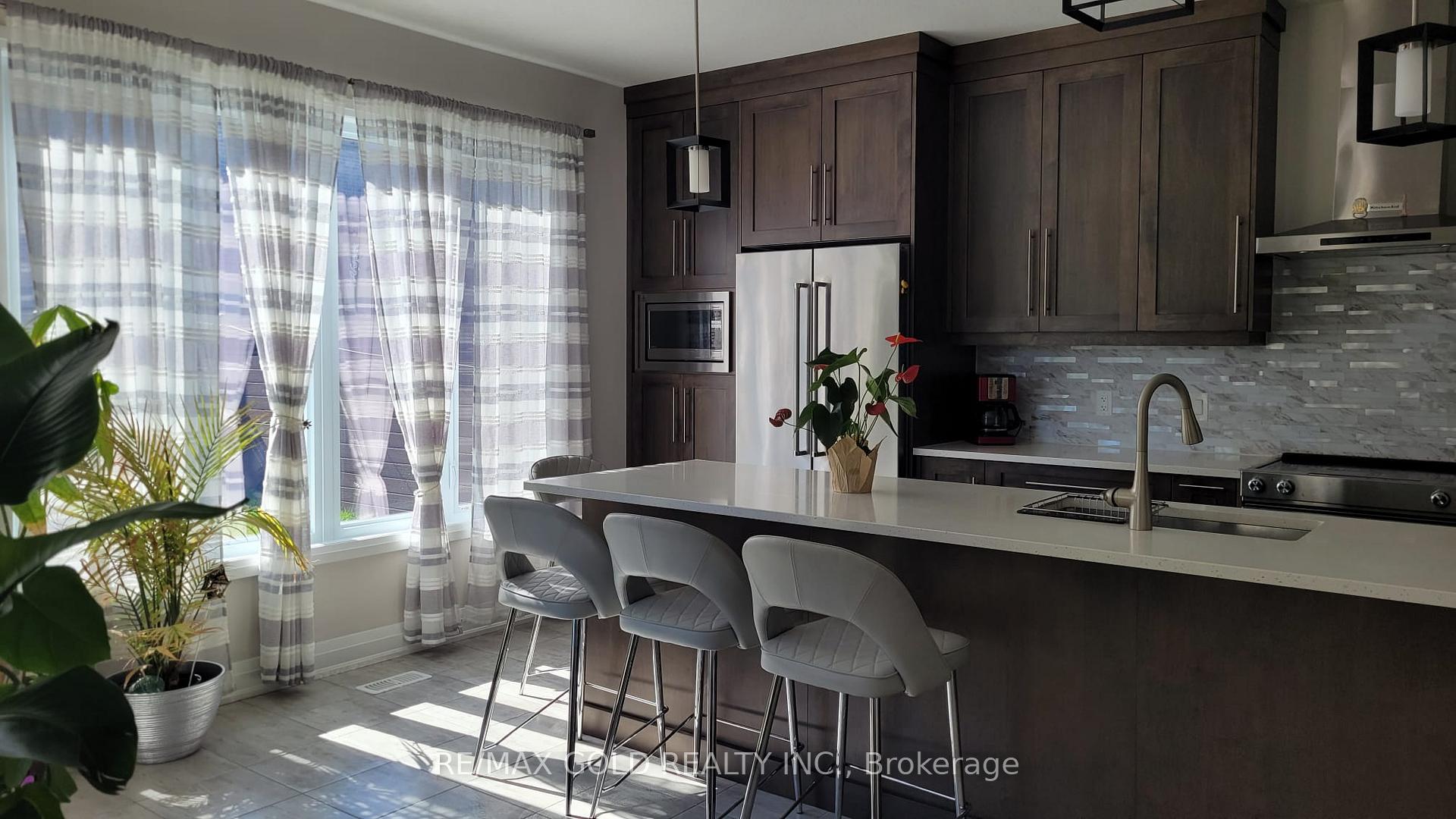 Photo 4 of 32 Hollybrook Trail, Kitchener — HOMEH