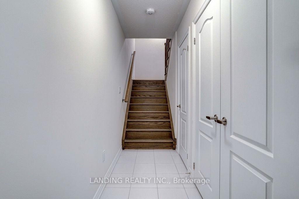 Photo 2 of Unit Unit #2, 19 Ivanhoe Drive, Markham, Berczy — HOMEH