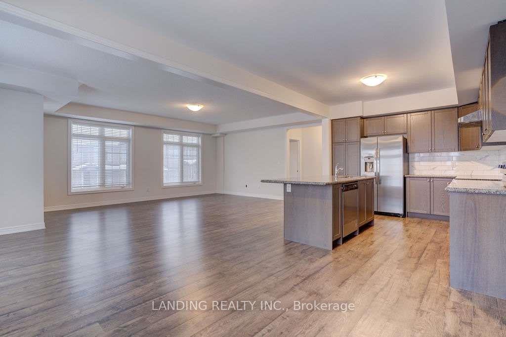 Photo 3 of Unit Unit #2, 19 Ivanhoe Drive, Markham, Berczy — HOMEH
