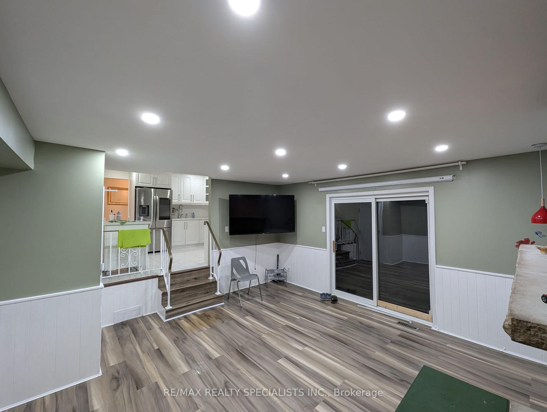 Photo 5 of 68 Briargate Drive, Kitchener — HOMEH