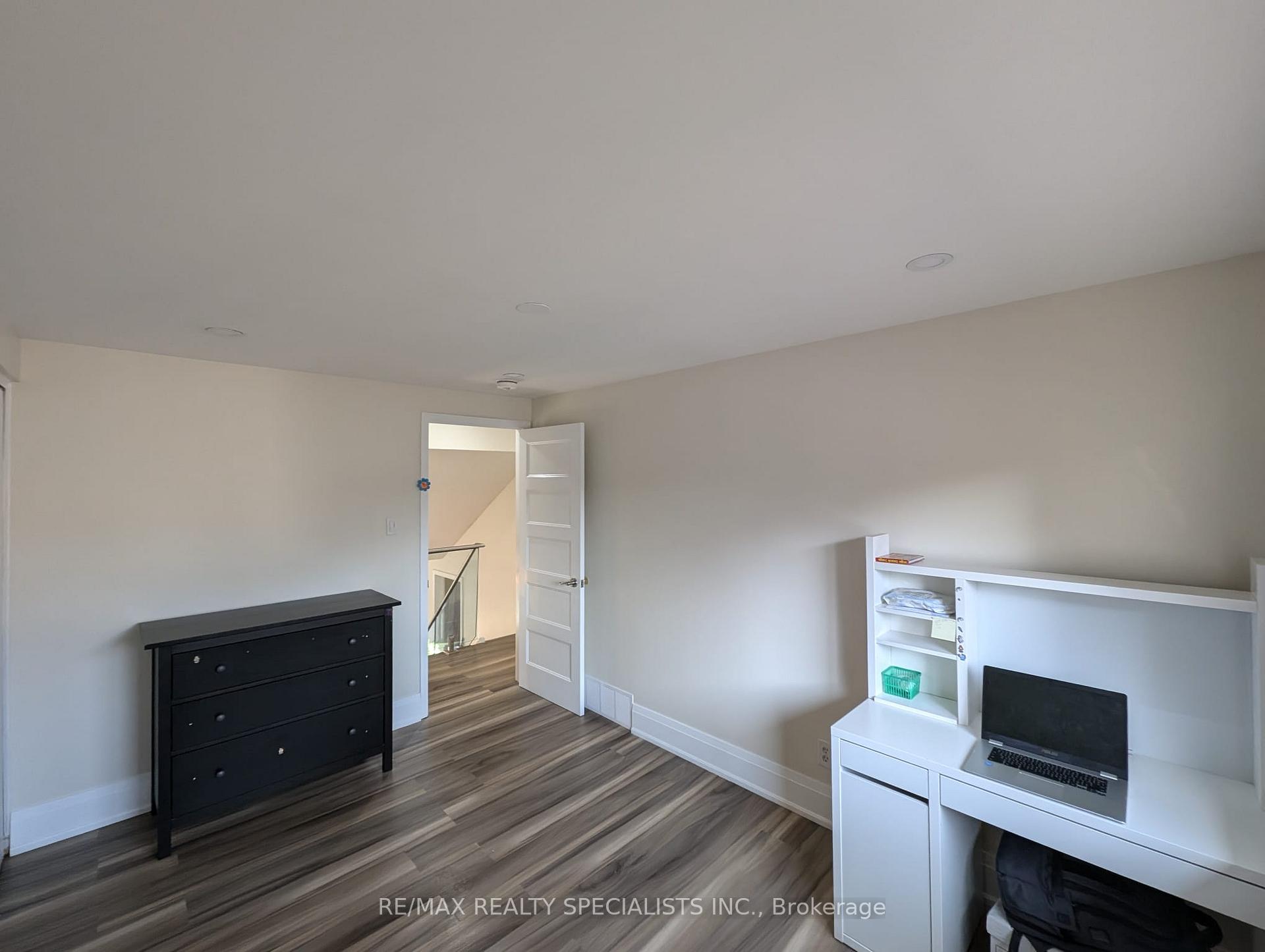 Photo 12 of 68 Briargate Drive, Kitchener — HOMEH