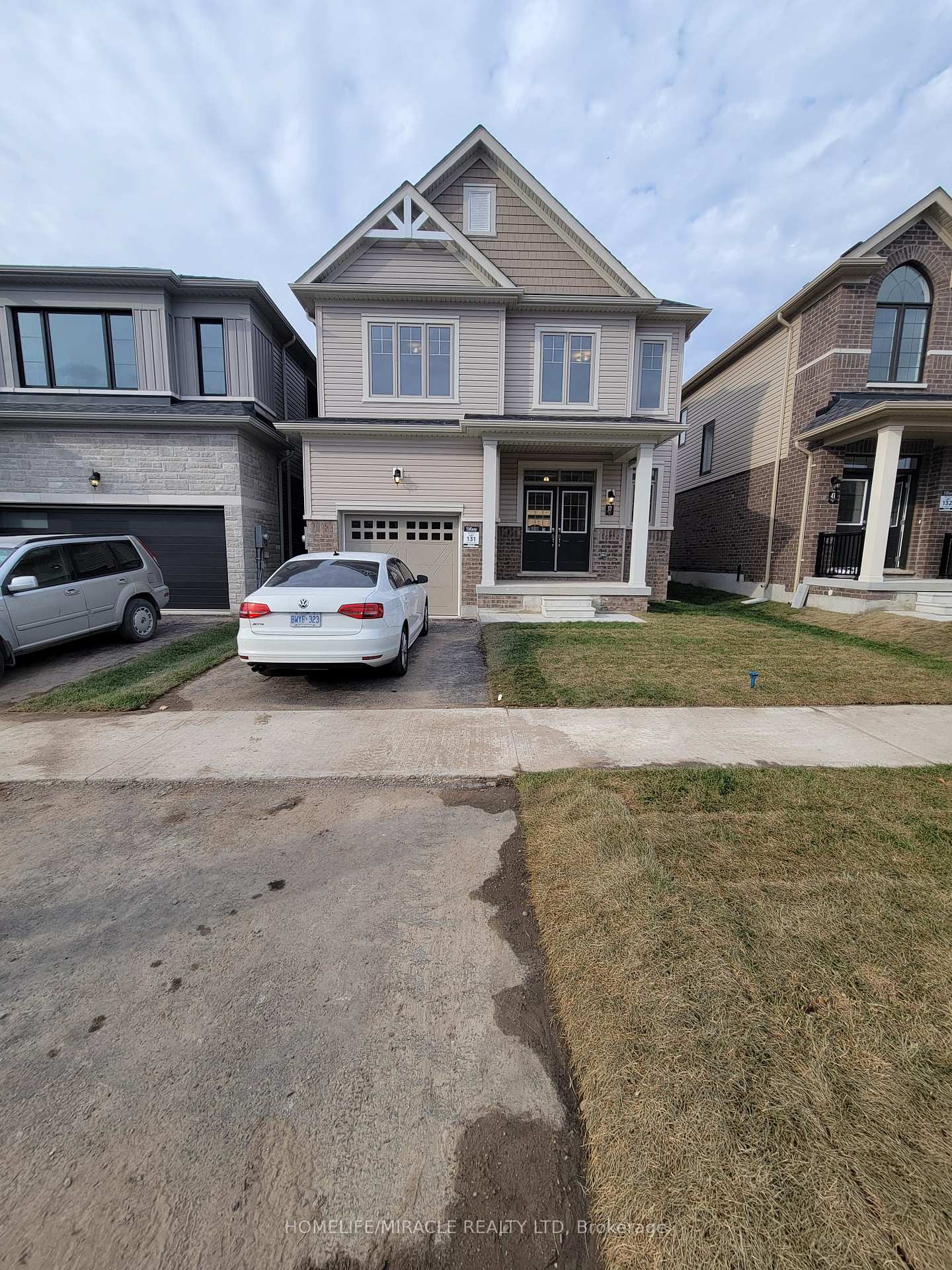 Photo 3 of 37 Durham Avenue, Barrie, Rural Barrie Southeast — HOMEH