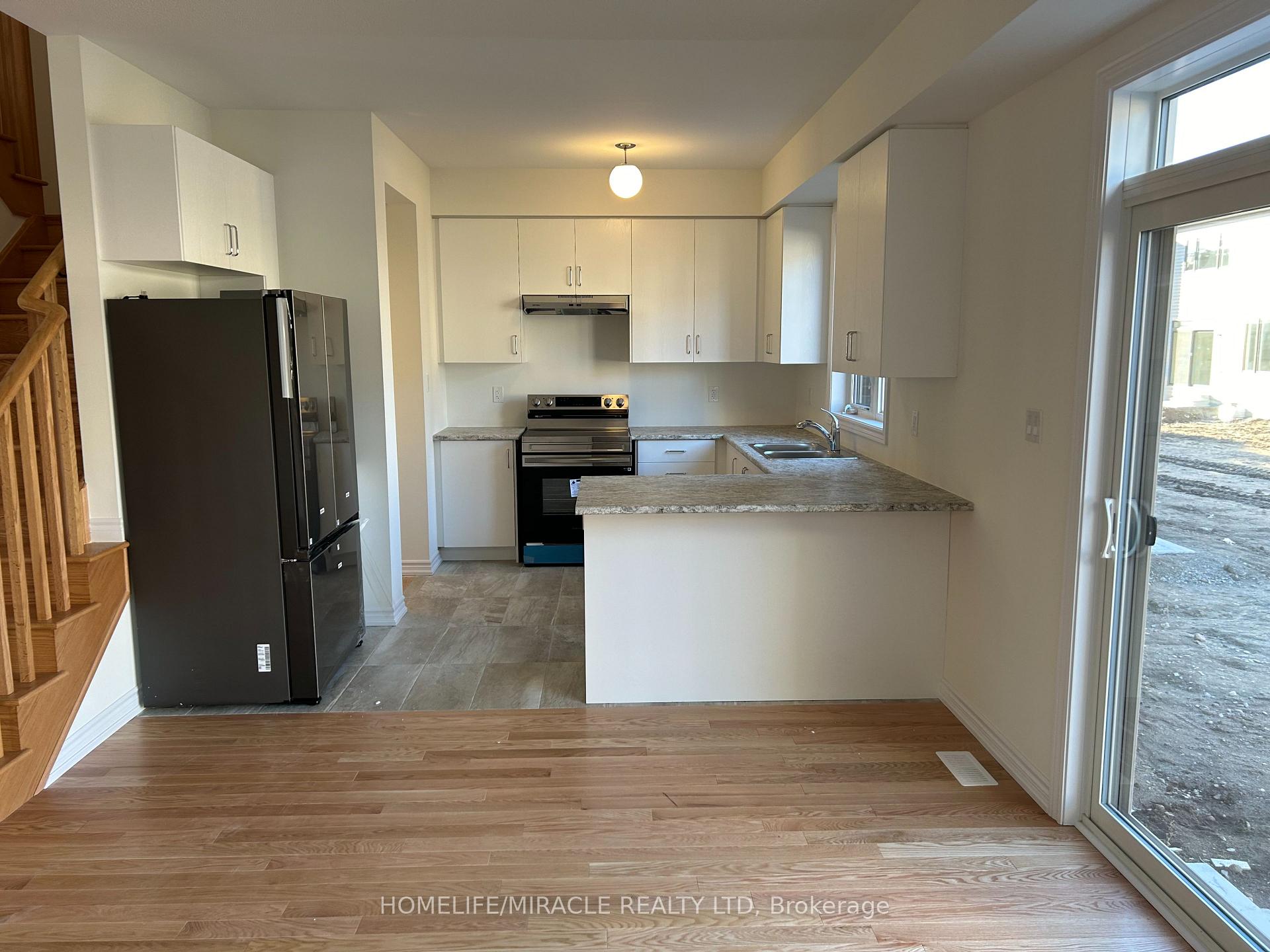 Photo 7 of 37 Durham Avenue, Barrie, Rural Barrie Southeast — HOMEH