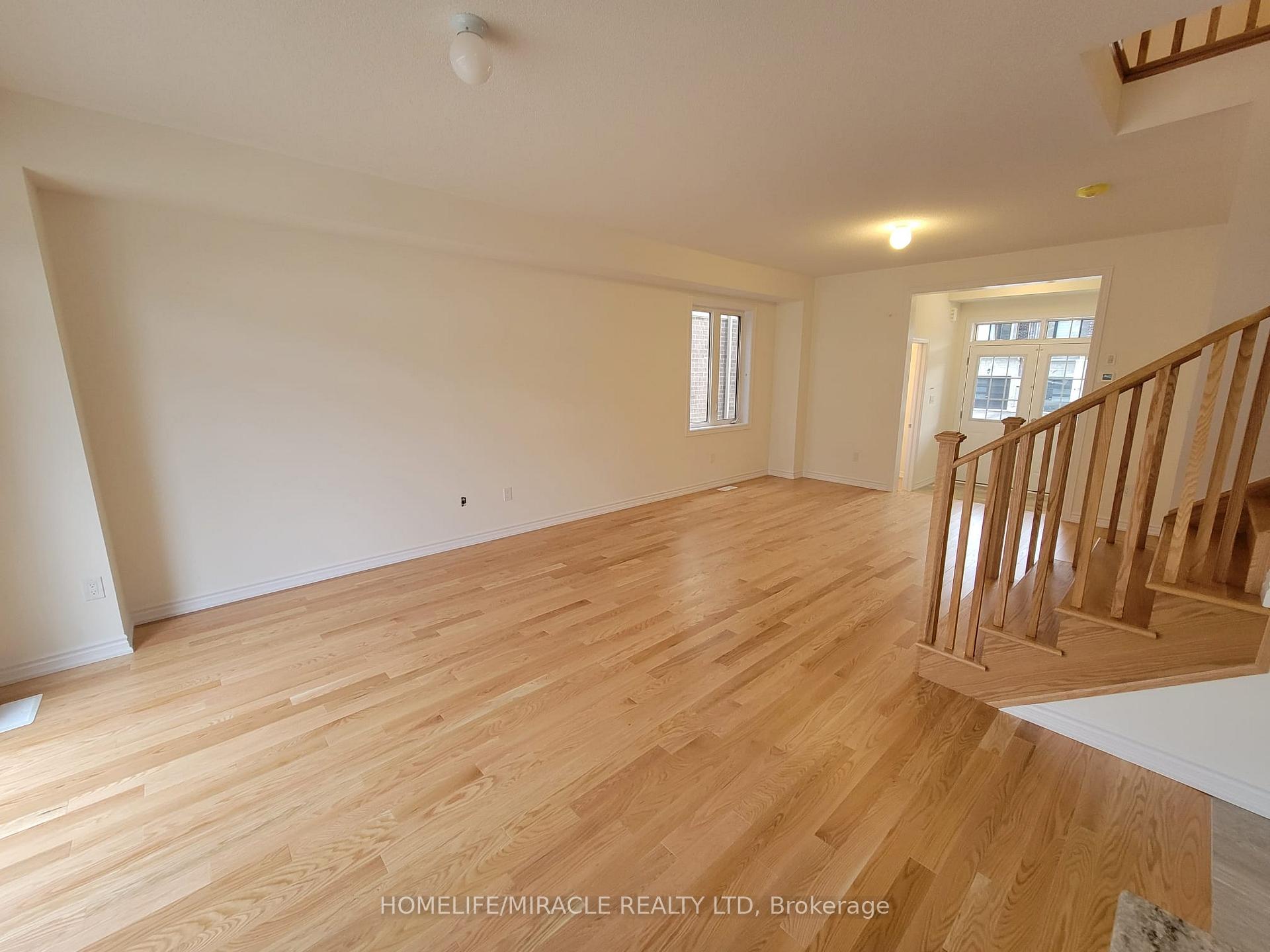Photo 5 of 37 Durham Avenue, Barrie, Rural Barrie Southeast — HOMEH