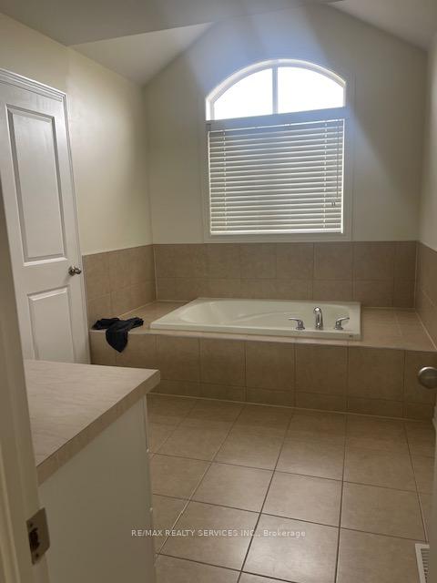 Photo 8 of 25 Muscovy Drive N, Brampton, Northwest Brampton — HOMEH