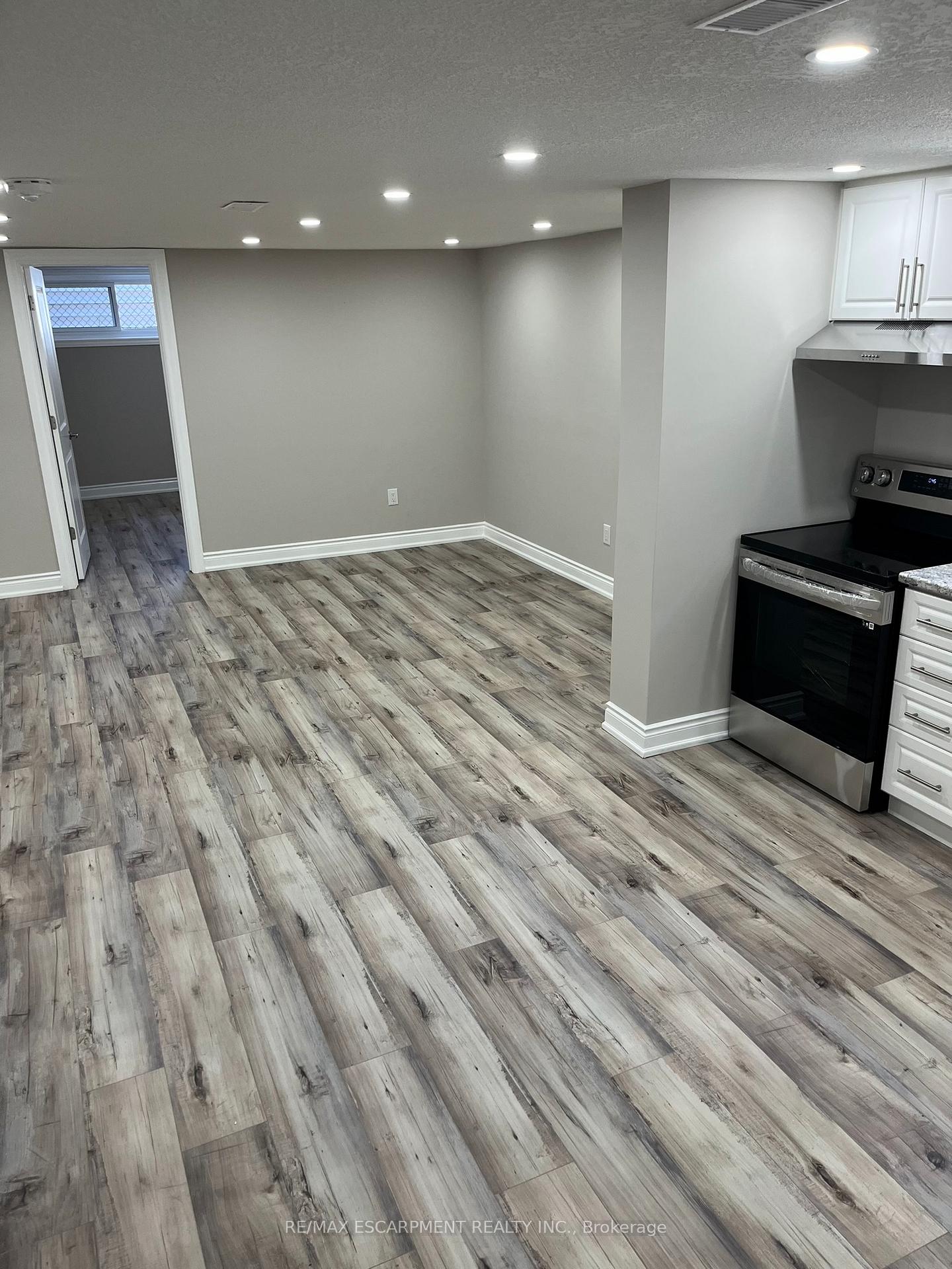 Photo 5 of Unit Lower, 27 Fern Place, Hamilton, Huntington — HOMEH