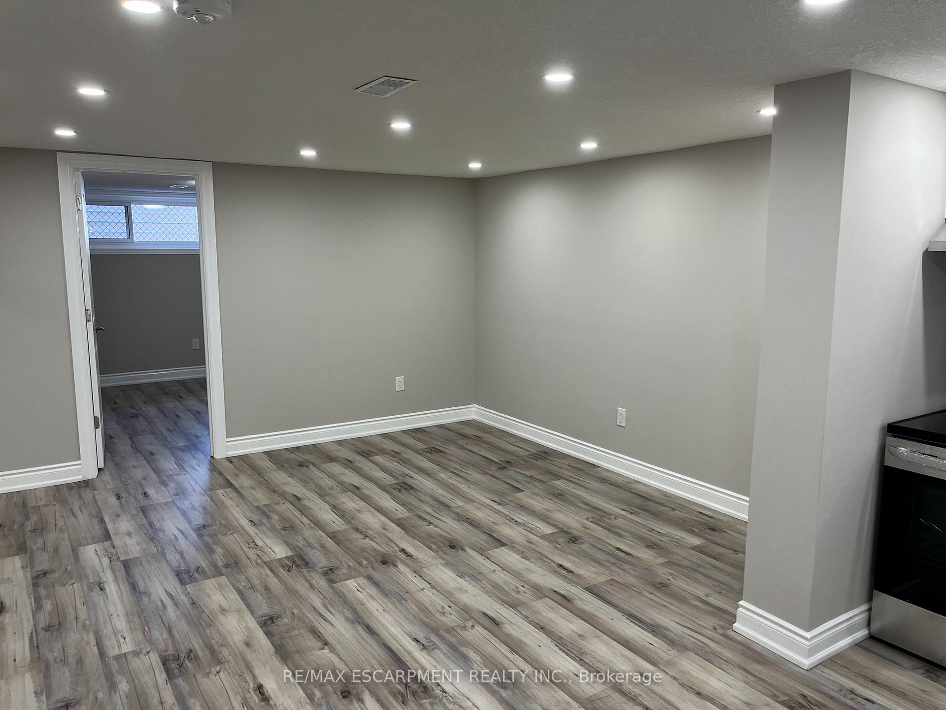 Photo 12 of Unit Lower, 27 Fern Place, Hamilton, Huntington — HOMEH