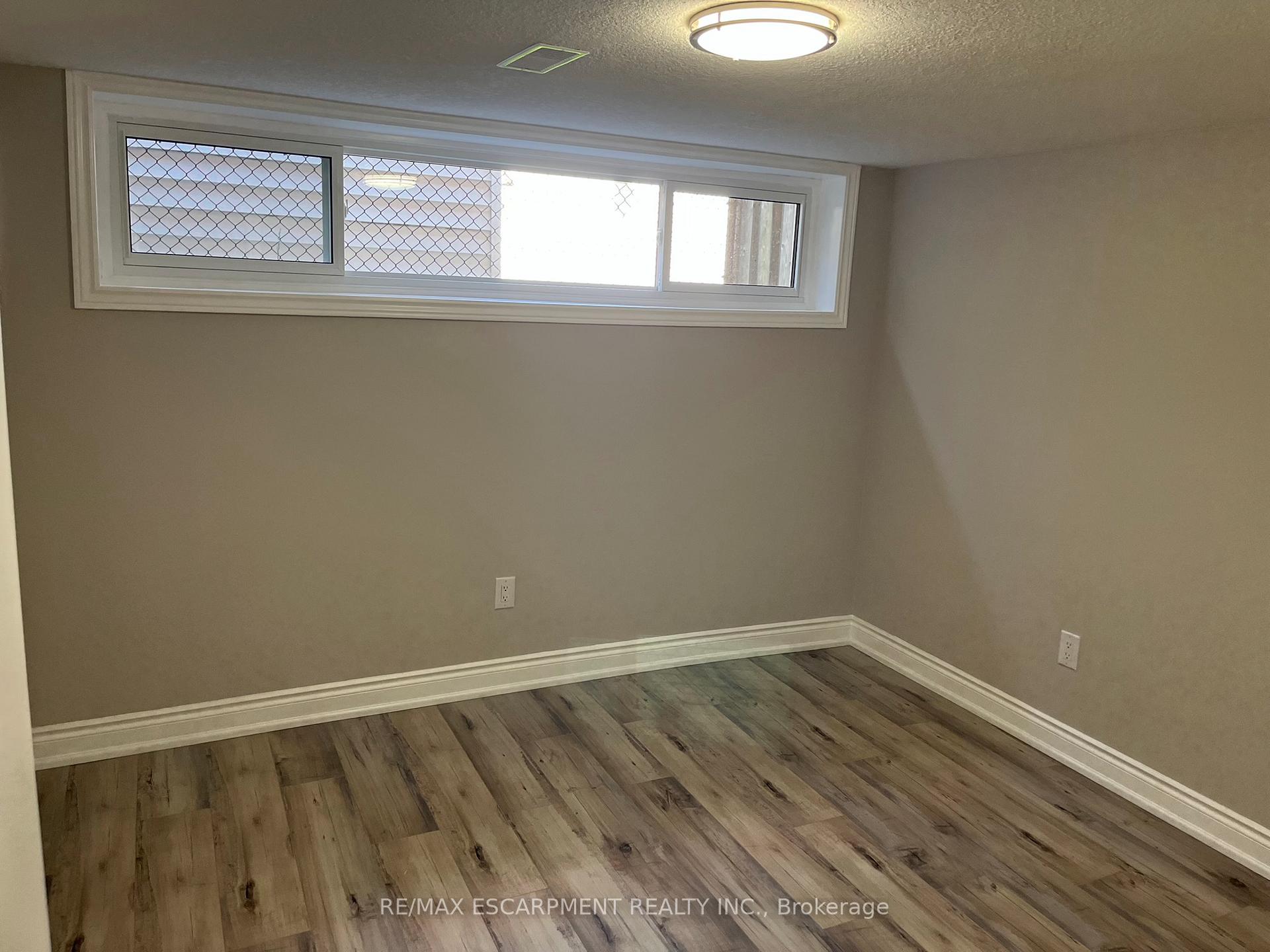 Photo 4 of Unit Lower, 27 Fern Place, Hamilton, Huntington — HOMEH
