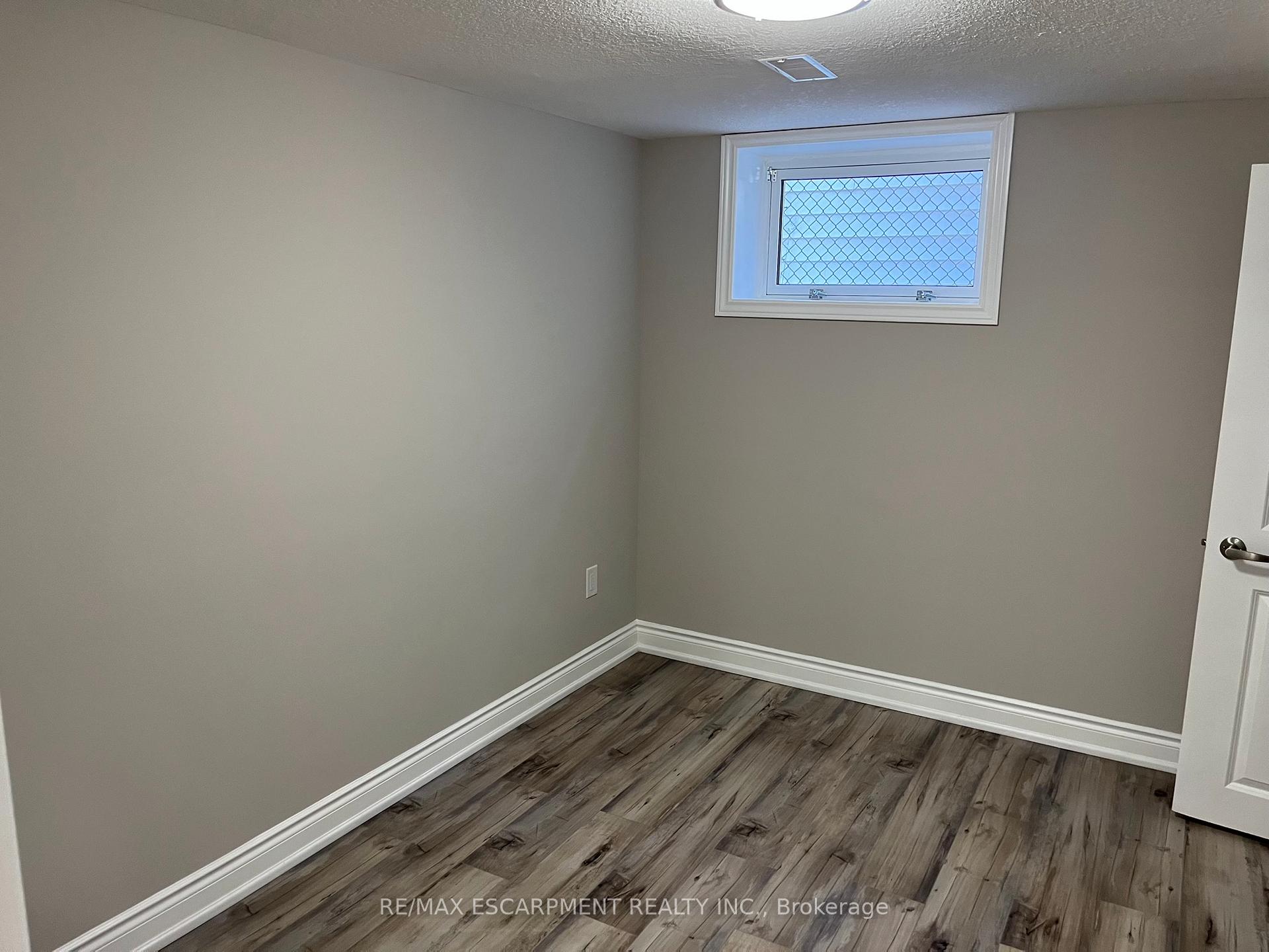 Photo 6 of Unit Lower, 27 Fern Place, Hamilton, Huntington — HOMEH