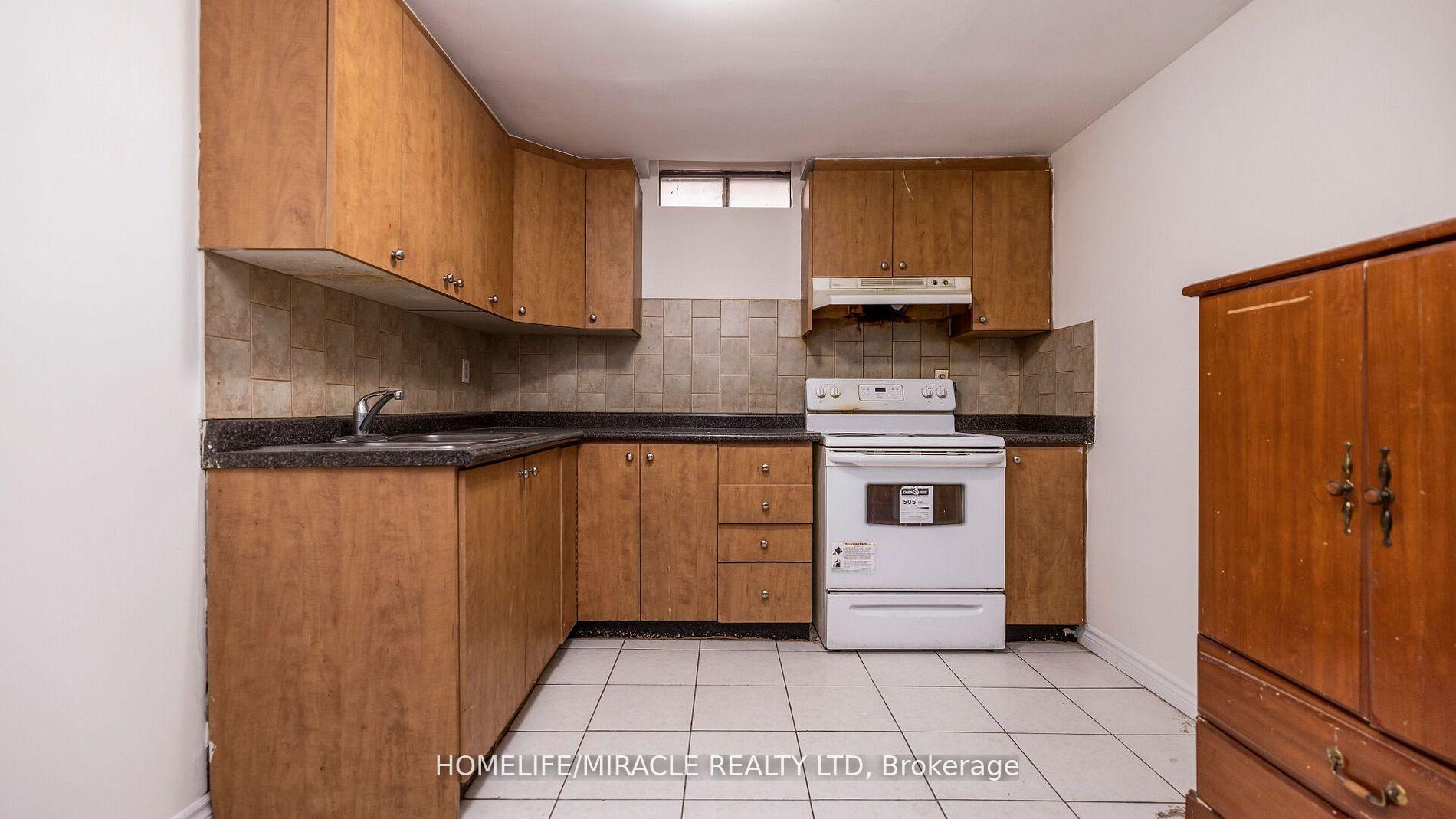 Photo 12 of Unit Bsmt, 74 Kingknoll Drive, Brampton, Fletcher's Creek South — HOMEH