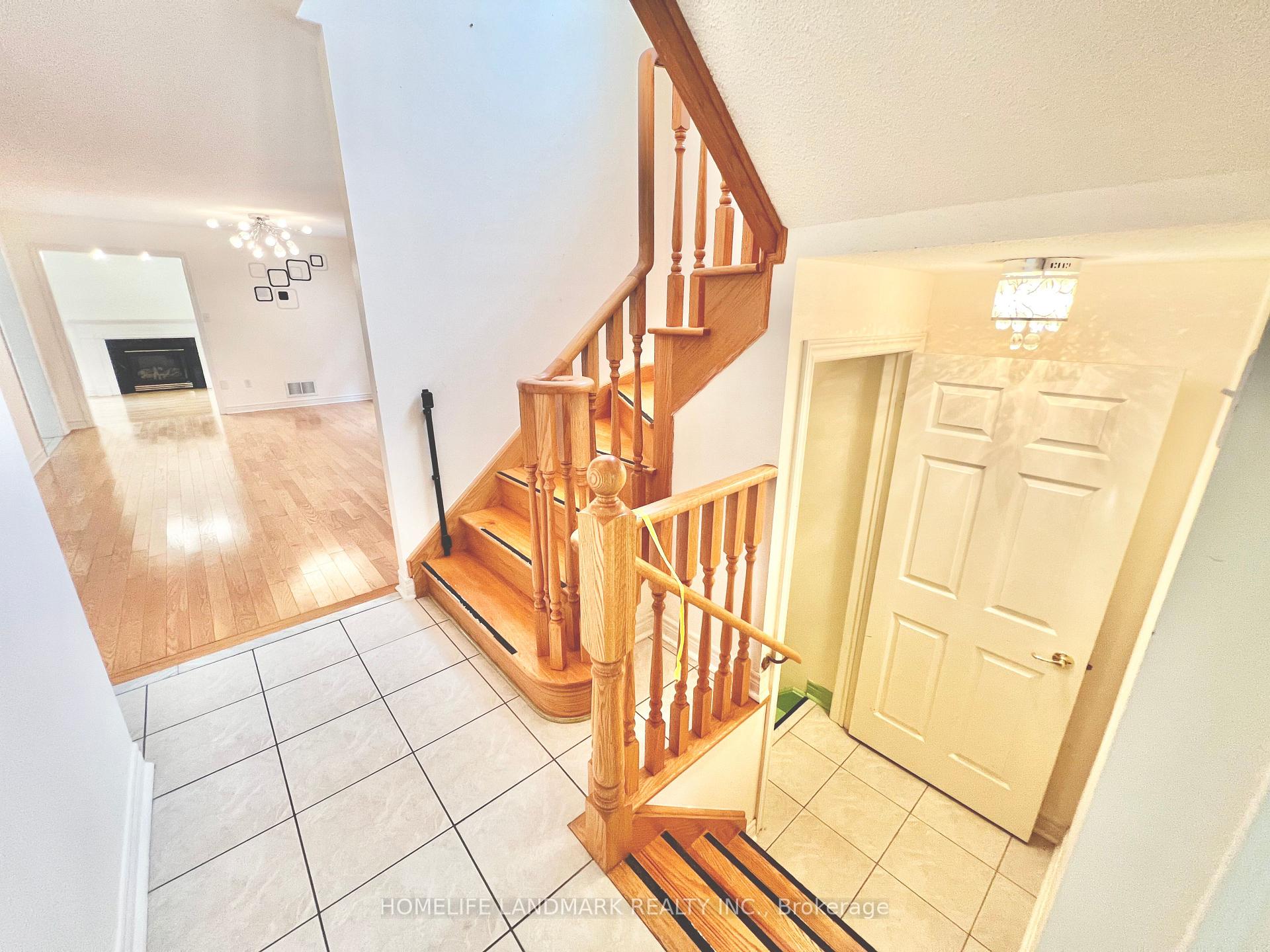 Photo 3 of 37 Westchester Crescent, Markham, Berczy — HOMEH