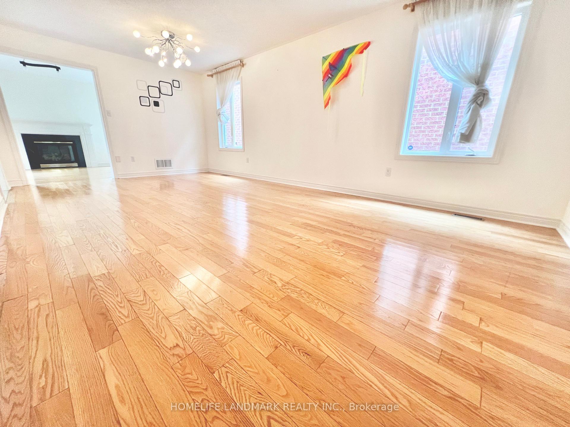 Photo 2 of 37 Westchester Crescent, Markham, Berczy — HOMEH