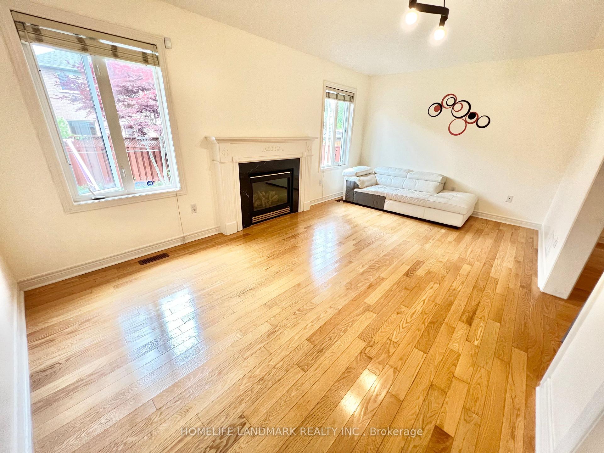 Photo 4 of 37 Westchester Crescent, Markham, Berczy — HOMEH