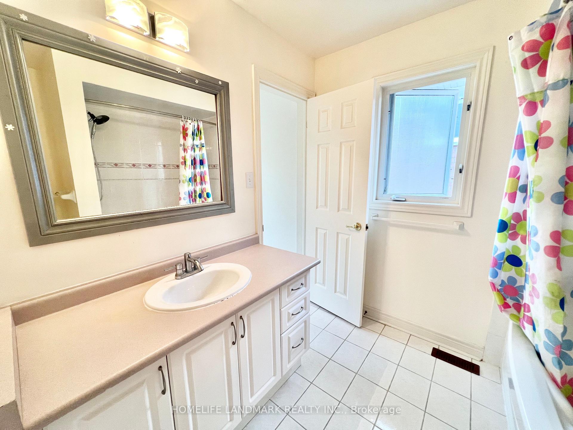 Photo 23 of 37 Westchester Crescent, Markham, Berczy — HOMEH