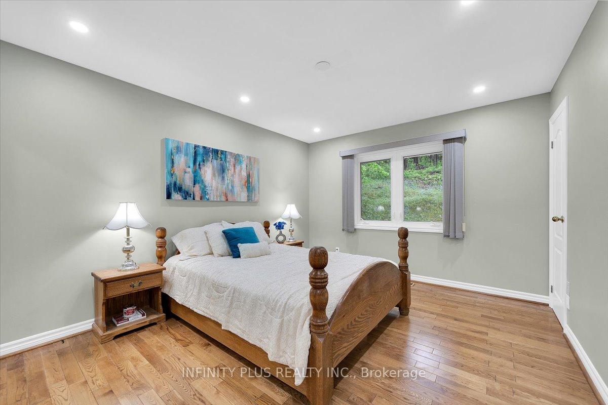 Photo 17 of 87 Little Lake Drive, Barrie, Little Lake — HOMEH