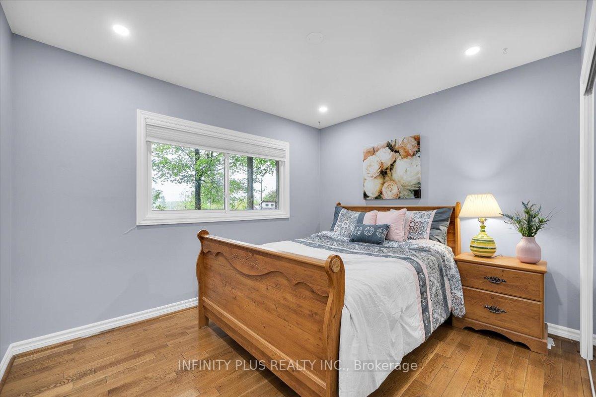 Photo 20 of 87 Little Lake Drive, Barrie, Little Lake — HOMEH