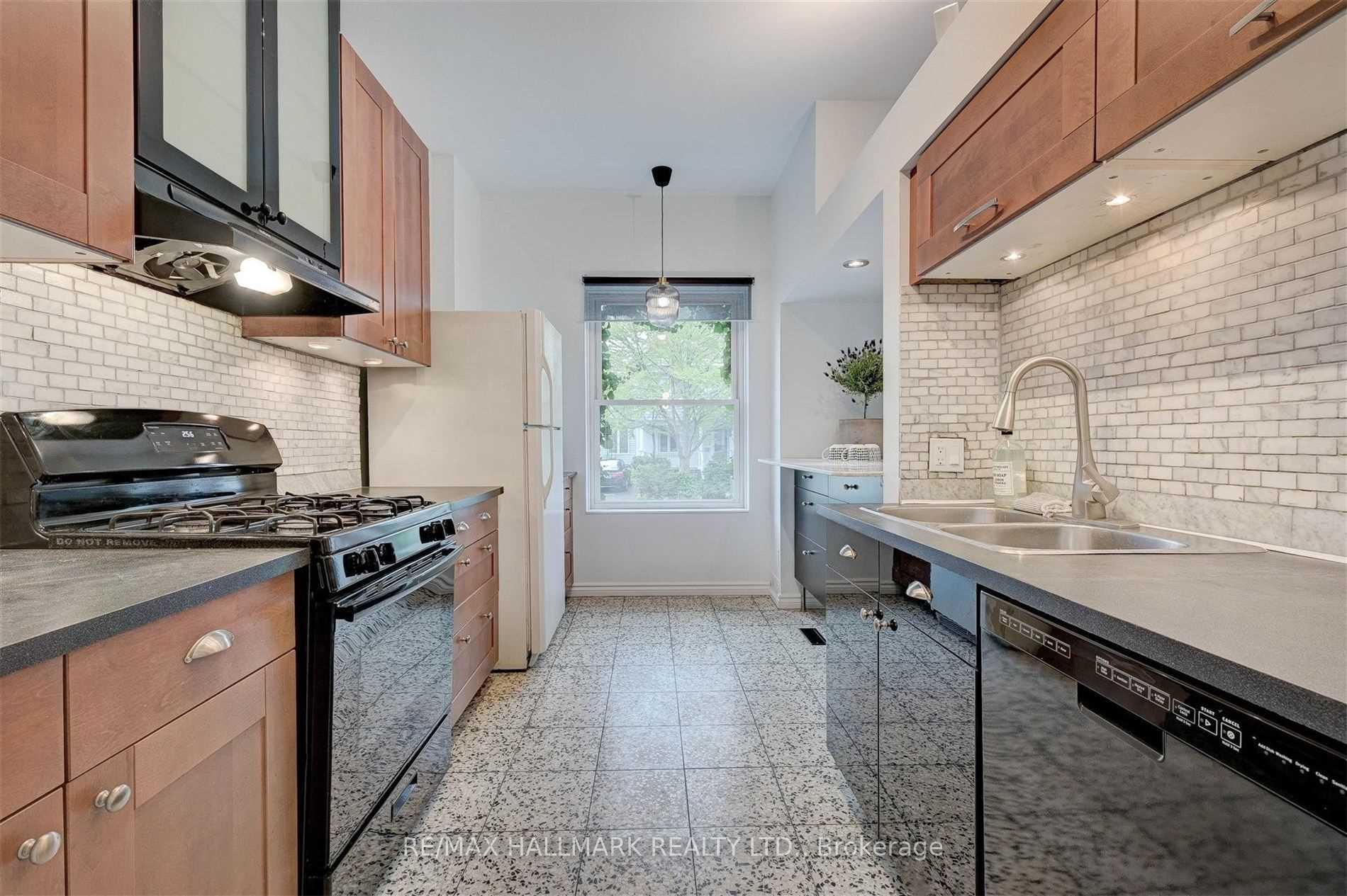 Photo 11 of 9 Harcourt Avenue, Toronto, North Riverdale — HOMEH