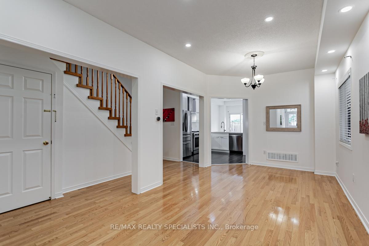 Photo 5 of Unit UPPER, 16 Evanwood Crescent, Brampton, Credit Valley — HOMEH