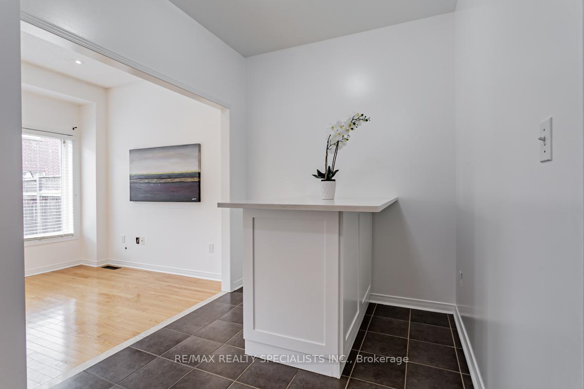 Photo 3 of Unit UPPER, 16 Evanwood Crescent, Brampton, Credit Valley — HOMEH