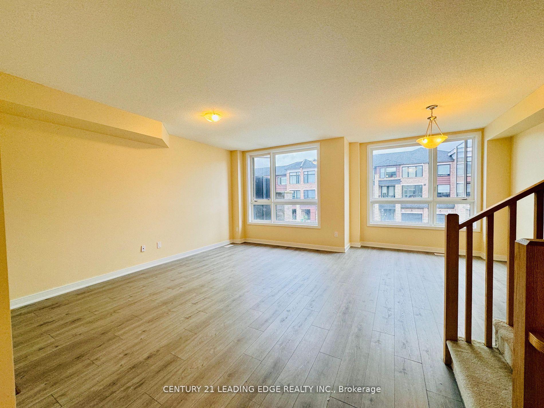Photo 4 of 129 Blue Forest Crescent, Barrie, Innis-Shore — HOMEH