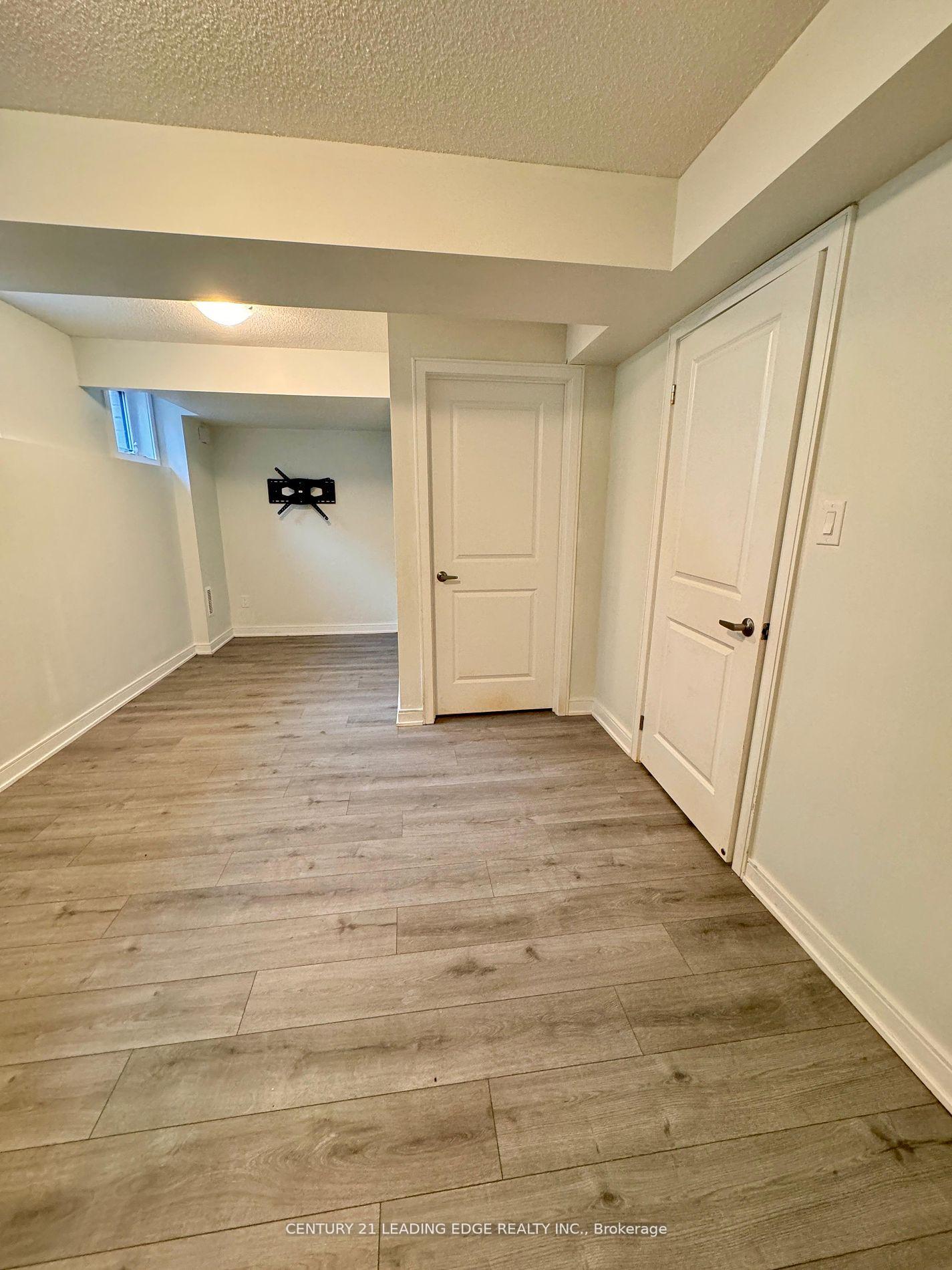 Photo 10 of 129 Blue Forest Crescent, Barrie, Innis-Shore — HOMEH