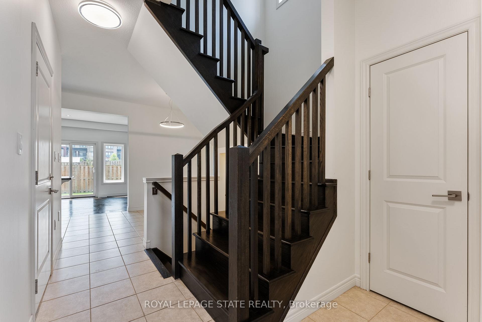 Photo 5 of 68 Dodman Crescent, Hamilton, Ancaster — HOMEH