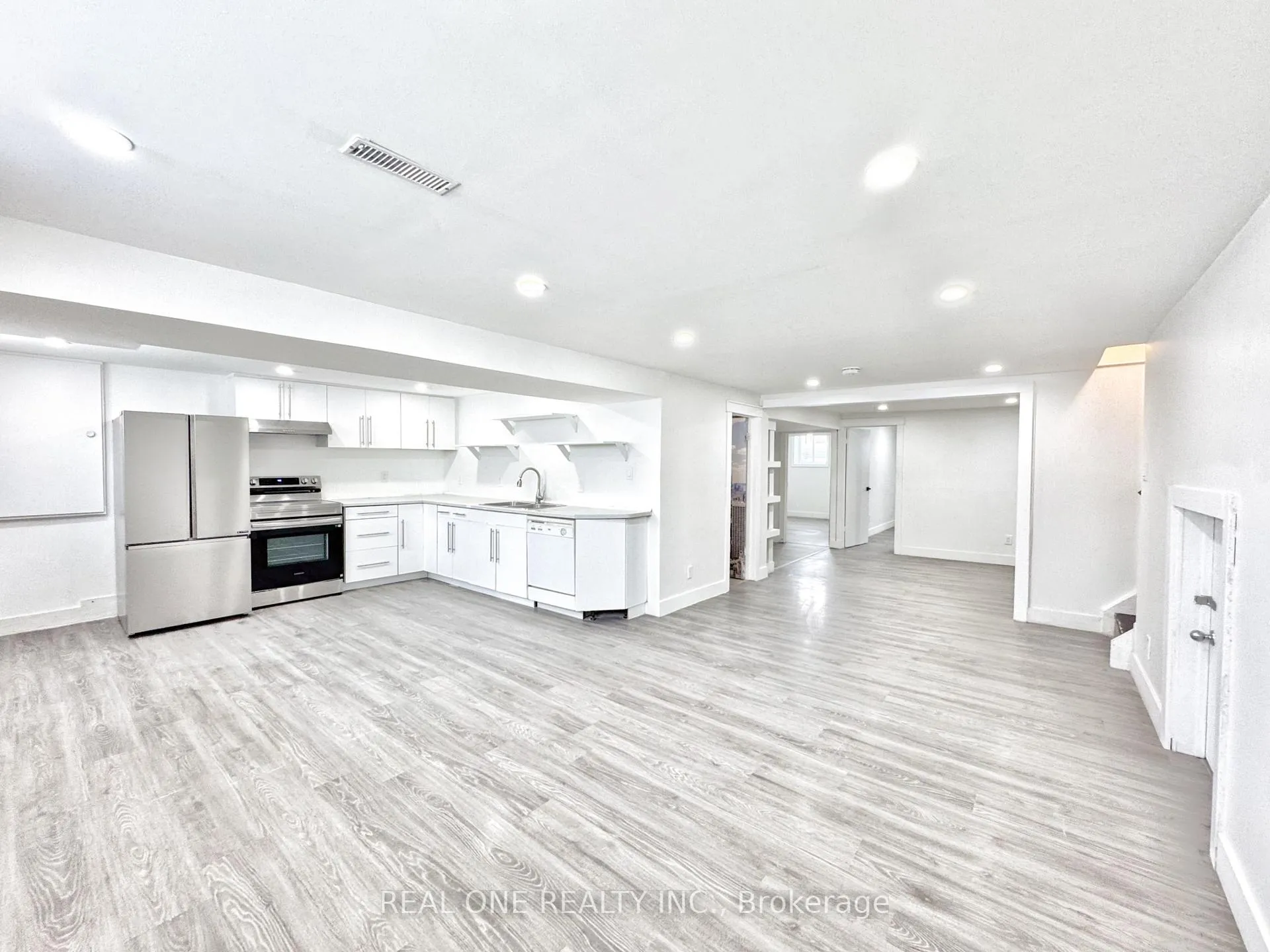 Photo 3 of 61 College Crescent, Barrie, Grove East — HOMEH