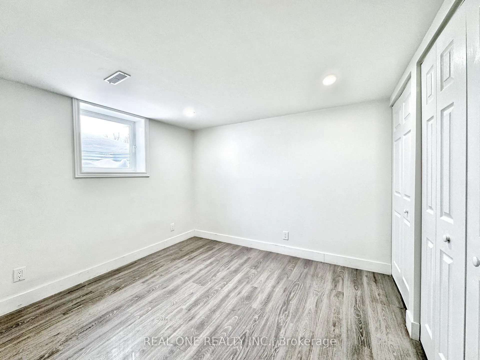 Photo 4 of 61 College Crescent, Barrie, Grove East — HOMEH