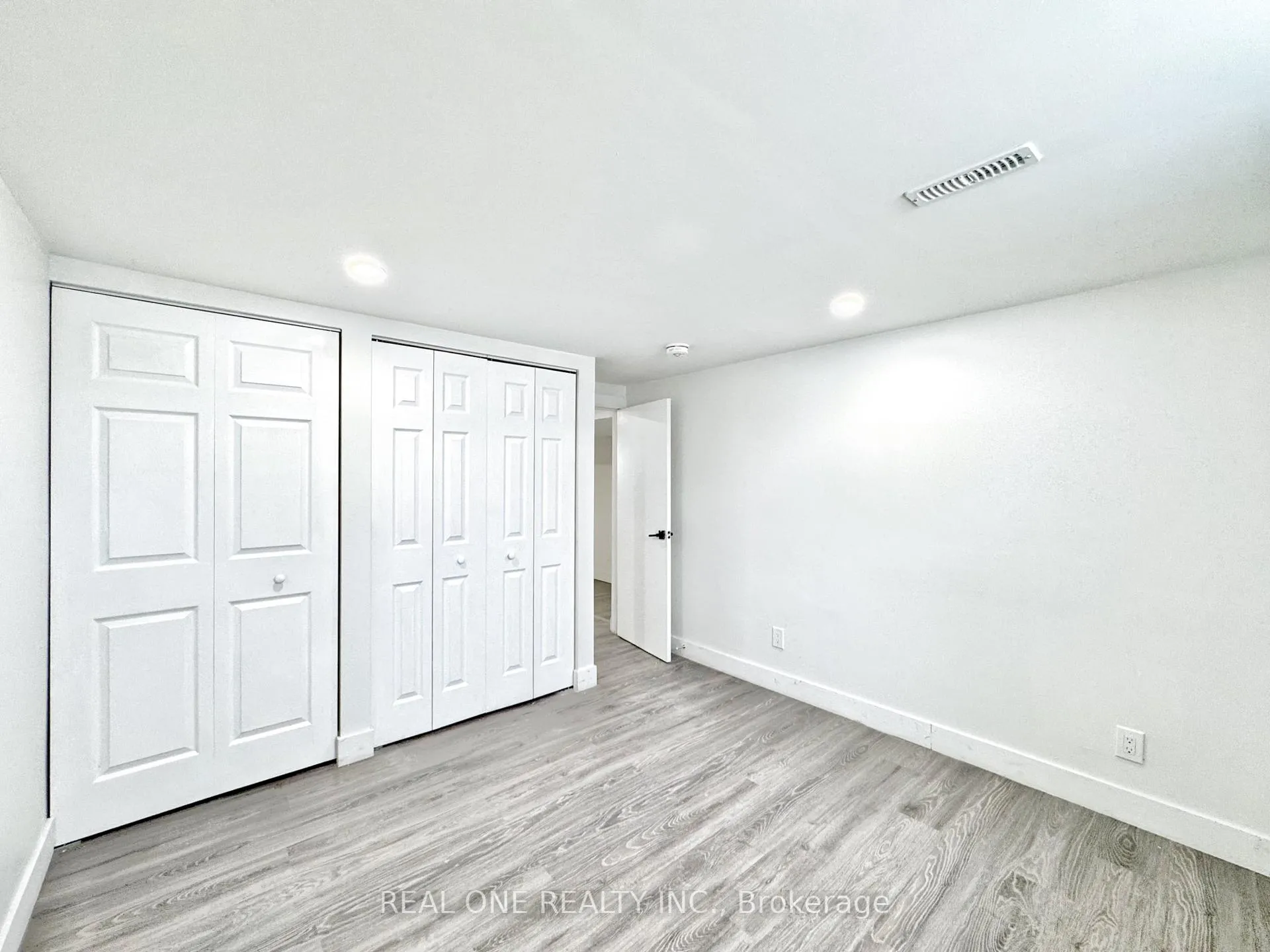Photo 5 of 61 College Crescent, Barrie, Grove East — HOMEH