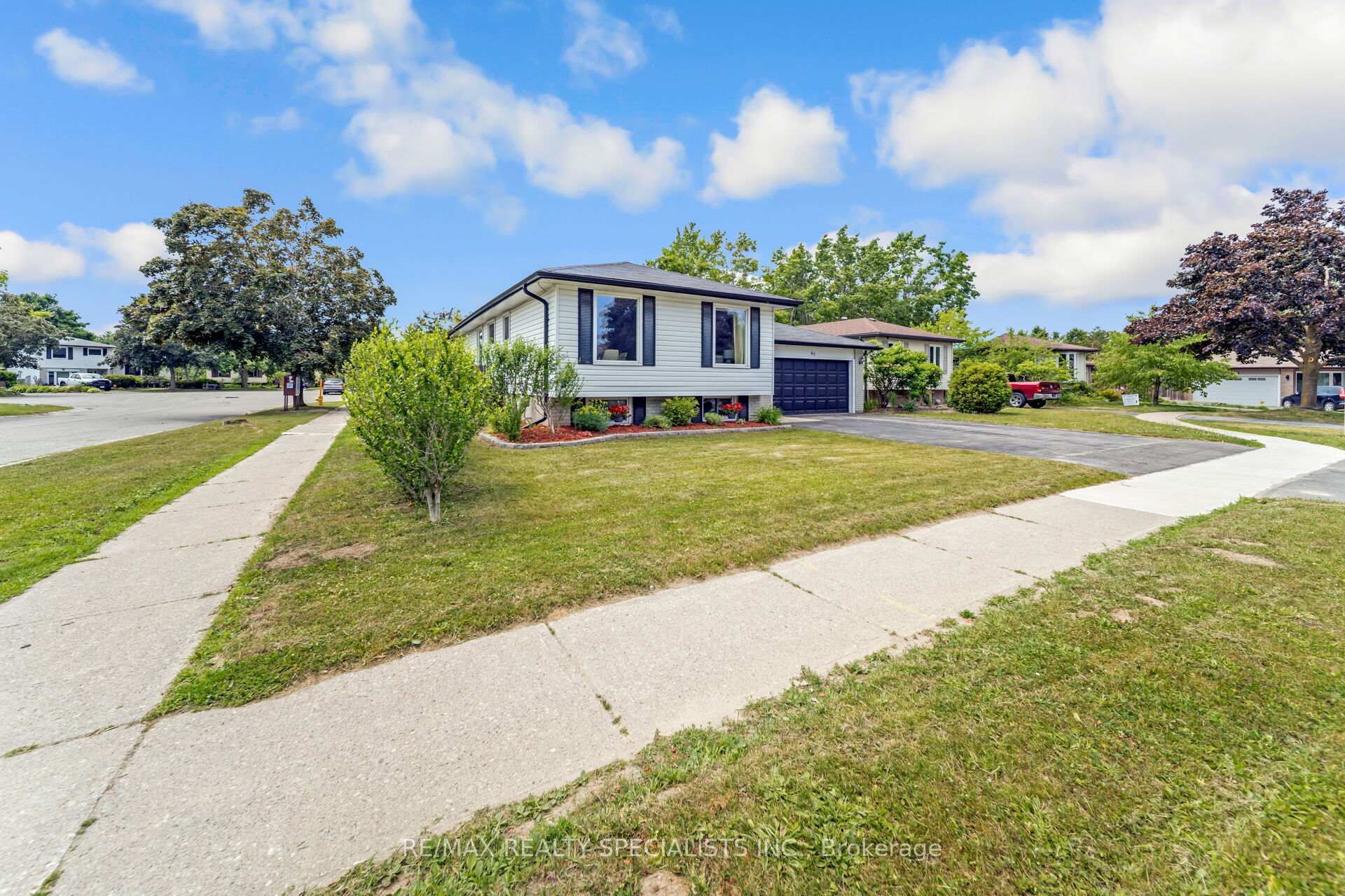 Photo 4 of 65 Bronte Crescent, Barrie, Letitia Heights — HOMEH