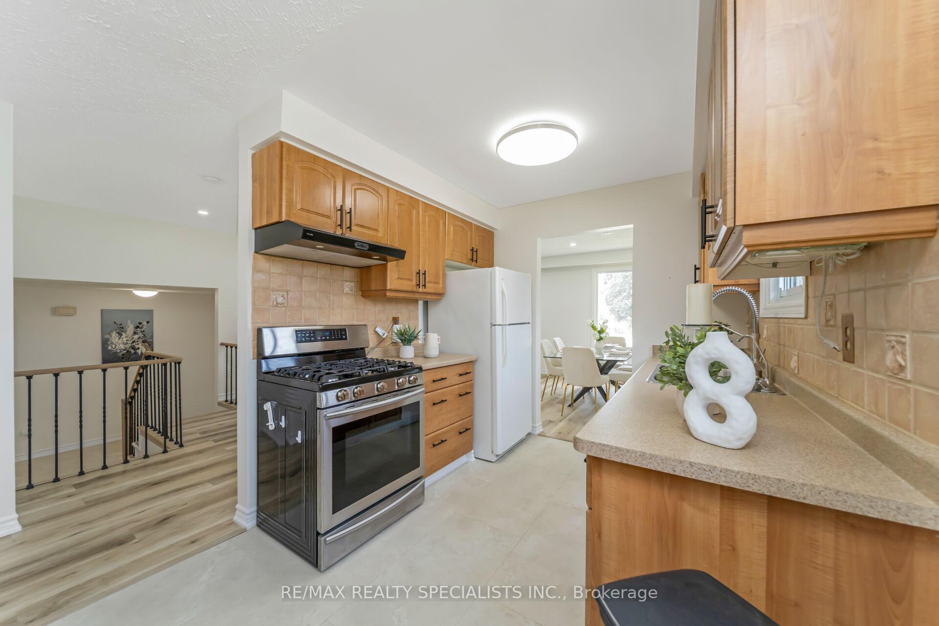 Photo 19 of 65 Bronte Crescent, Barrie, Letitia Heights — HOMEH