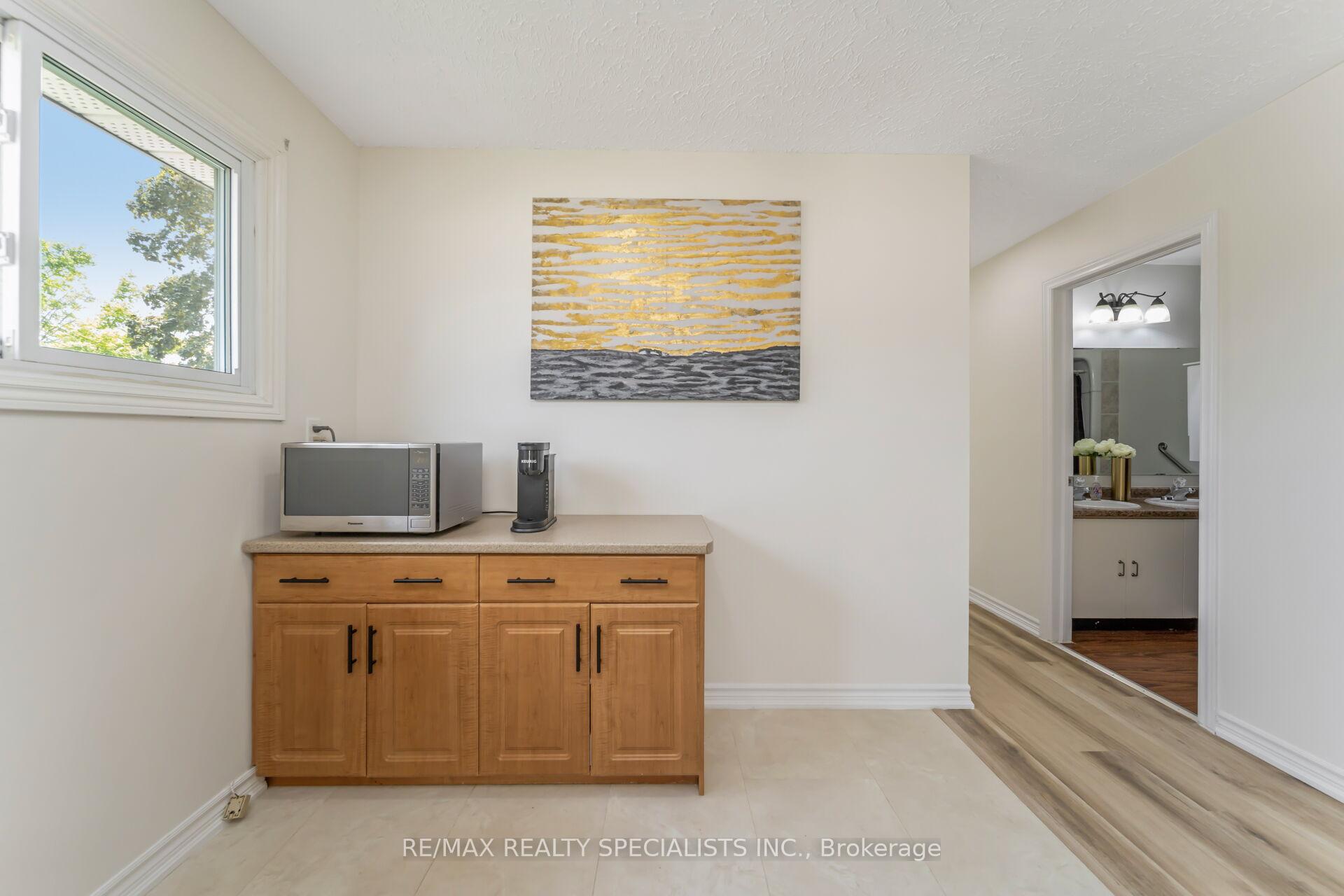Photo 20 of 65 Bronte Crescent, Barrie, Letitia Heights — HOMEH